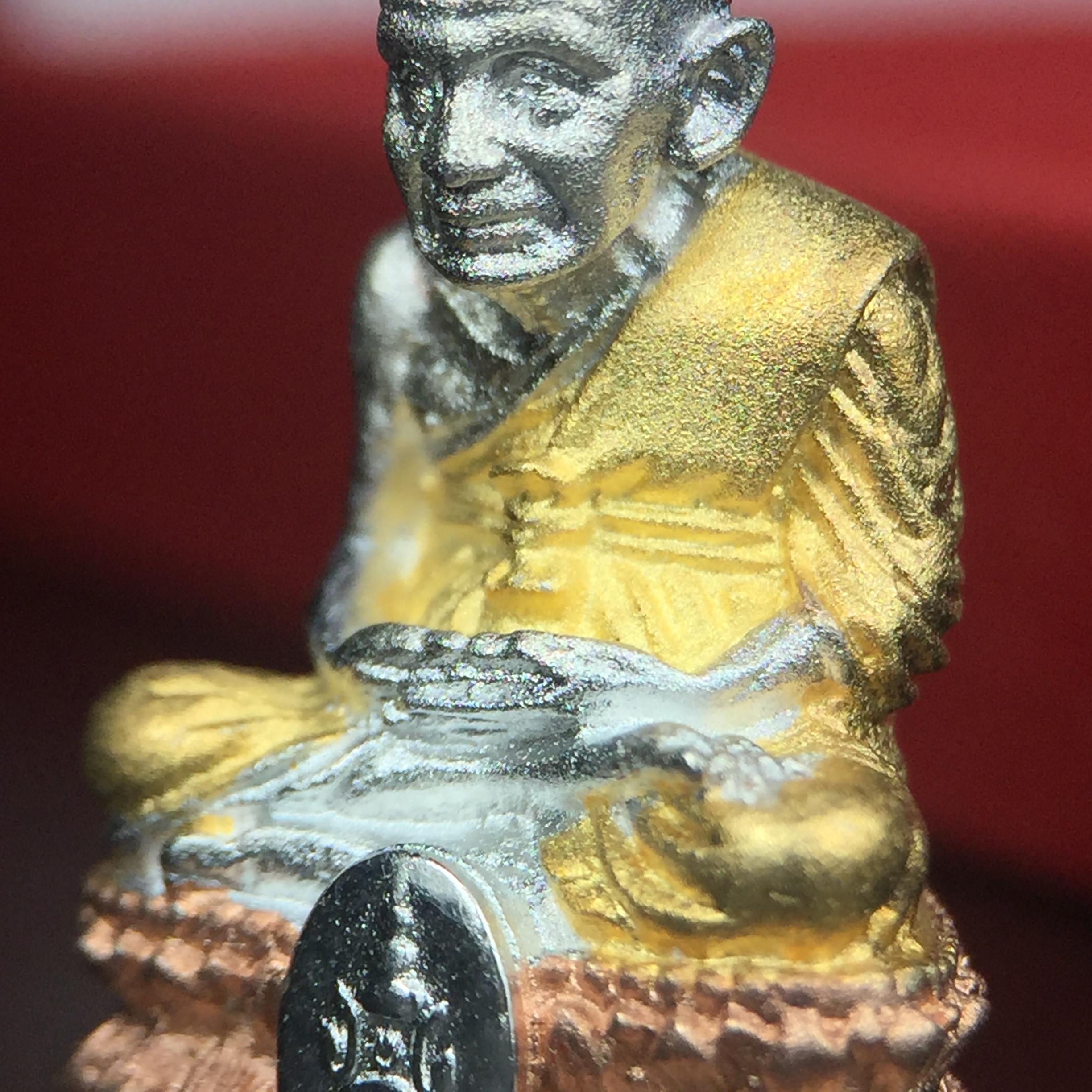 สมเด็จหลวงปู่ทวด วัดช้างให้ รุ่น เฉลิมพระเกียรติ ตราสัญลักษณ์ มวก. พิมพ์ลอยองค์เนื้อเงิน-สามกษัตริย์ ปี 2544 พิธีพุทธาภิเษกใหญ่ ณ อุโบสถวัดช้างให้และอุโบสถวัดพระศรีรัตนศาสดาราม ( วัดพระแก้ว )โดยนิมนต์เกจิชื่อดังสายใต้ทั้งหมดจำนวน 108 รูป