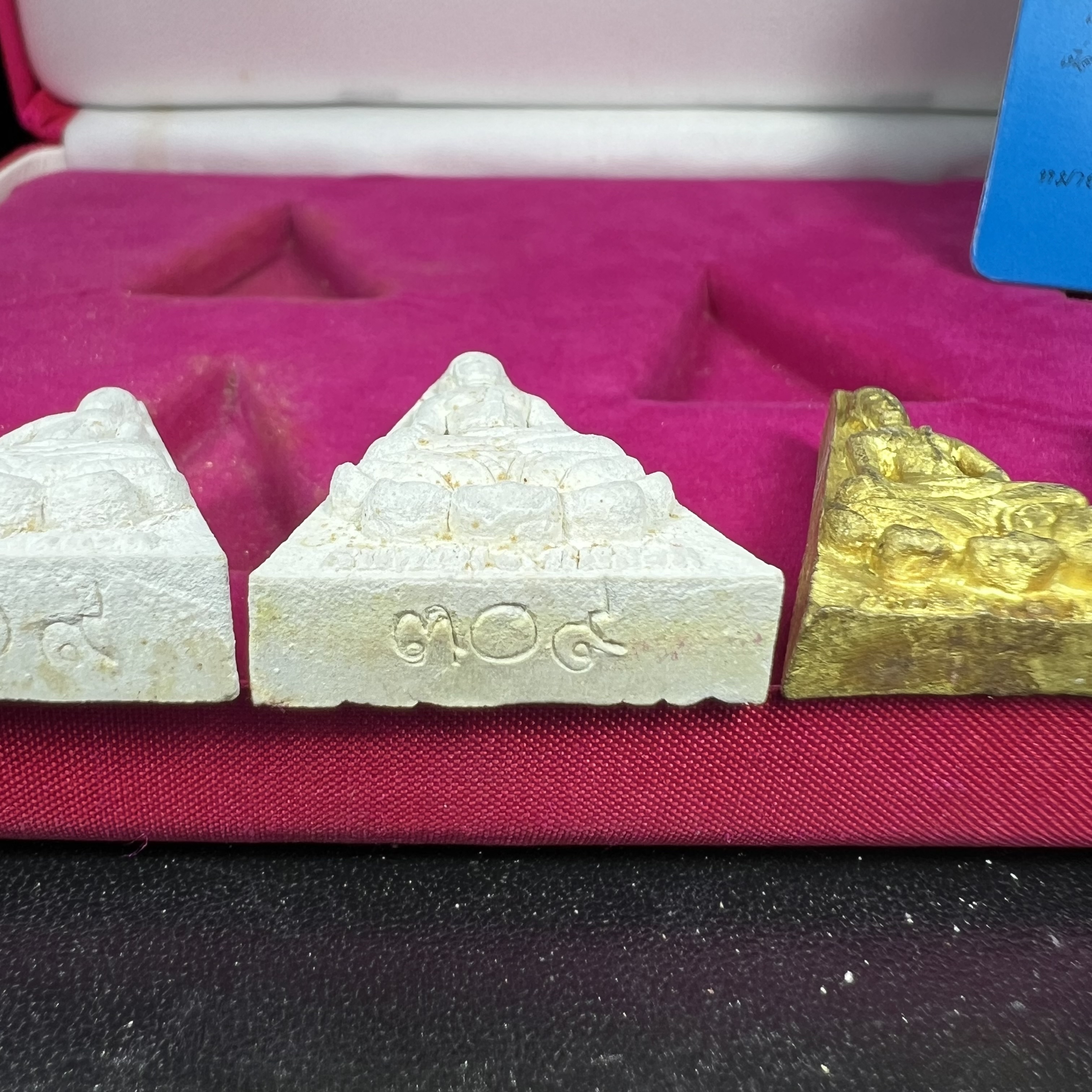 พระสมเด็จนางพญา 9 แผ่นดิน ชุด เบญจรัตนคุณ วัดอรุณราชวราราม จัดสร้างเนื่องในพระราชพิธีมหามงคลรัชกาลที่ 9 เฉลิมพระชนมพรรษา 6 รอบ 5 ธันวาคม 2542 ชุด เบญจรัตนคุณ ชุดหมายเลข ๓๐๙ (ชุดพิเศษพิมพ์กรรมการ 1 ใน 1000 ชุด)หายาก