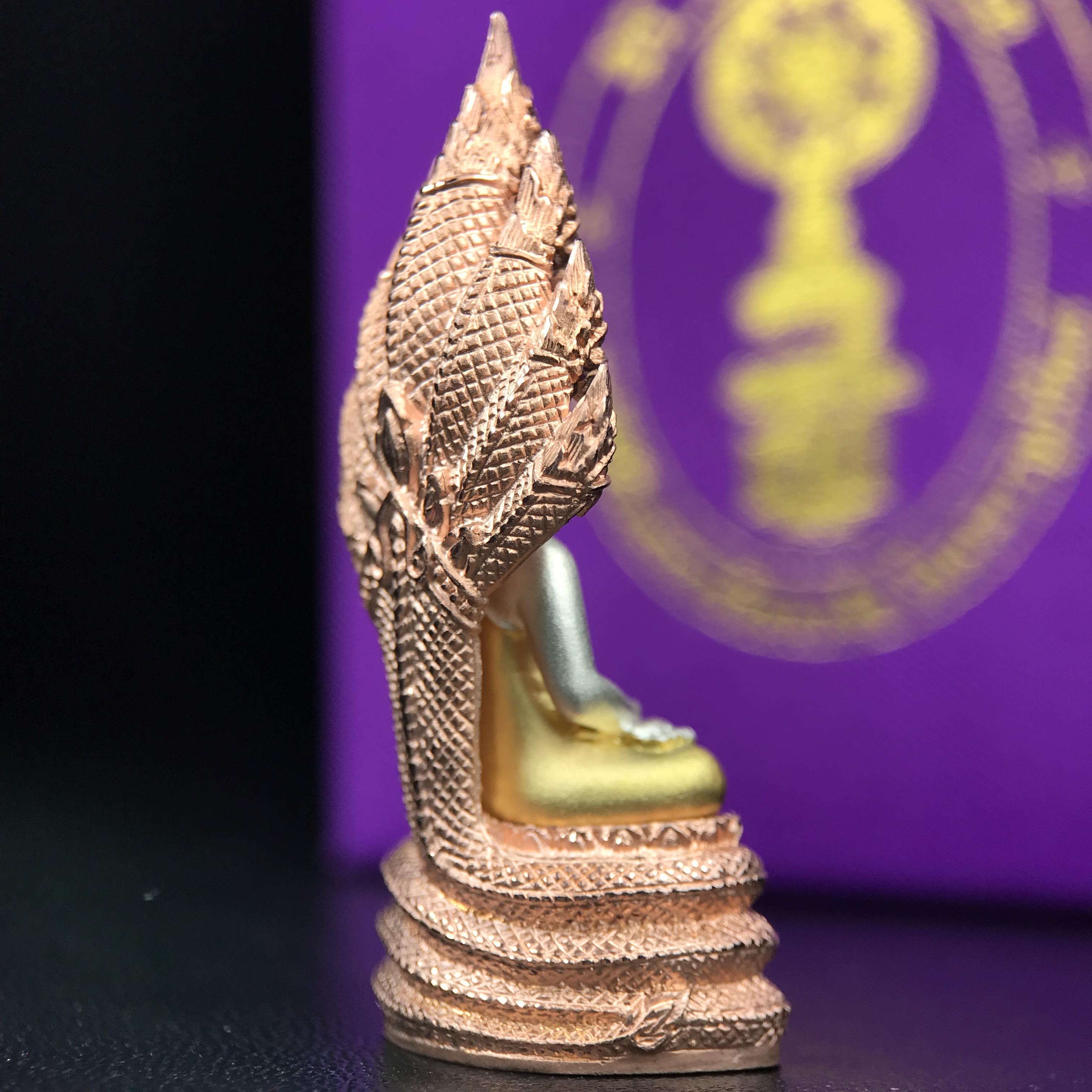 พระนาคปรก สธ. รุ่นสร้างพระอุโบสถเฉลิมพระเกียรติ 4 รอบ 84 พรรษา สมเด็จพระเทพรัตนราชสุดาฯ วัดบวรนิเวศวิหาร ปี 2543 พิมพ์ใหญ่ เนื้อเงินบริสุทธิ์ ชุบสามกษัตริย์แบบพ่นทรายขัดเงาบางส่วน(สภาพ สวย )พิธีใหญ่ พุทธศิลป์งดงาม หายาก (1 ใน 1999 องค์)