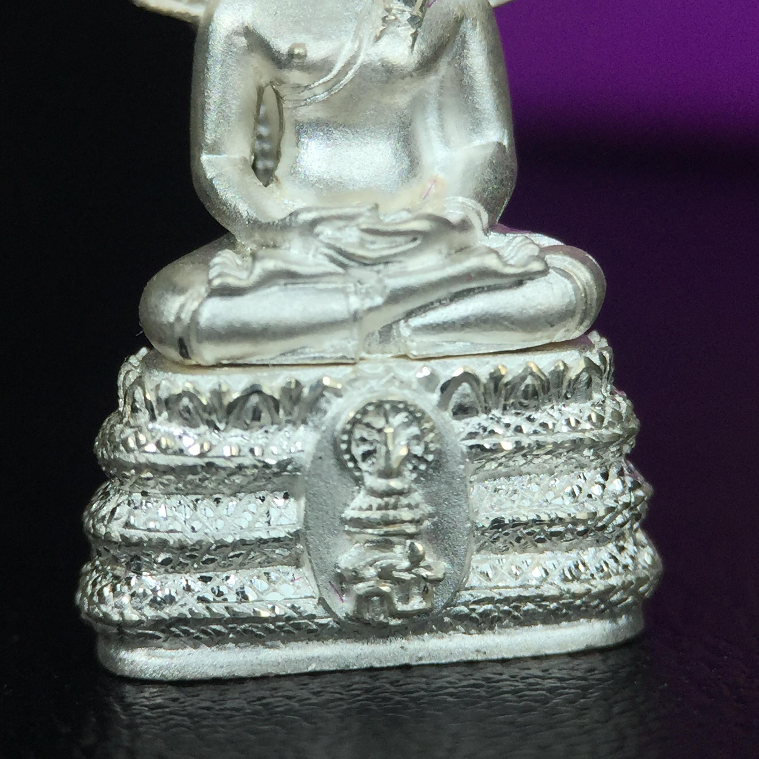 พระนาคปรก สธ. รุ่นสร้างพระอุโบสถเฉลิมพระเกียรติ 4 รอบ 84 พรรษา สมเด็จพระเทพรัตนราชสุดาฯ วัดบวรนิเวศวิหาร ปี 2543 พิมพ์เล็ก เนื้อเงินบริสุทธิ์ แบบพ่นทรายขัดเงาบางส่วน(สภาพ สวย กล่องบรรจุเดิมครบ)พิธีใหญ่ พุทธศิลป์งดงาม หายาก (1 ใน 2999 องค์)