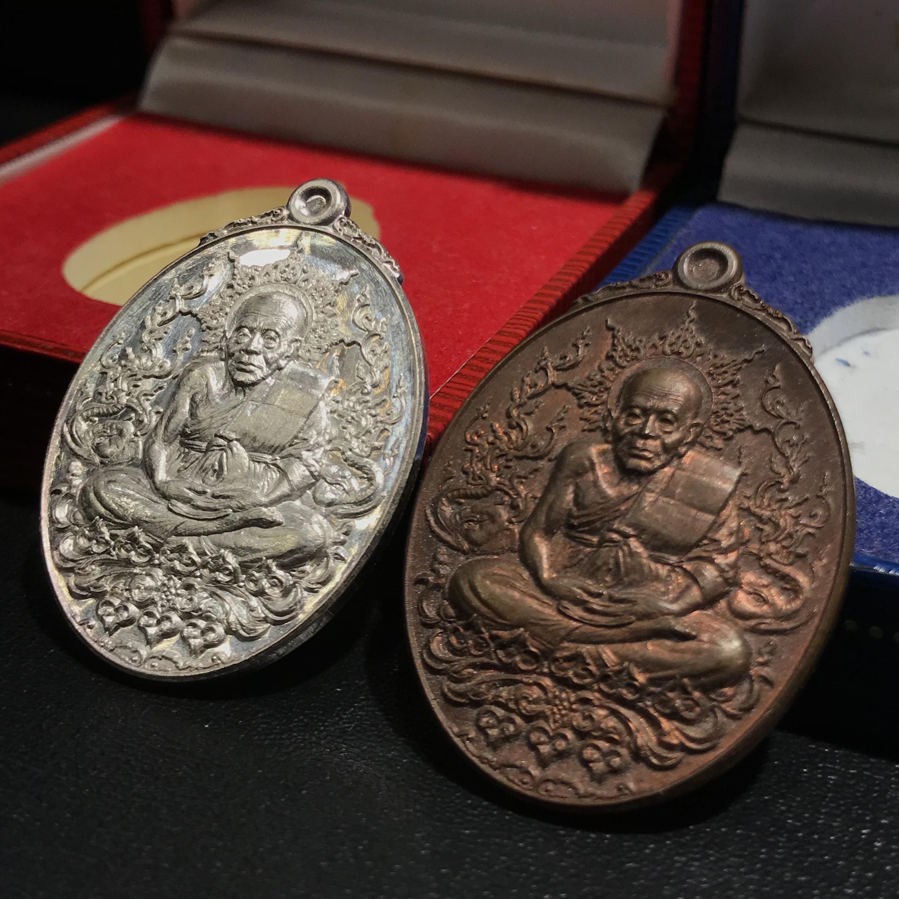 เหรียญหลวงปู่ทวด ญสส. ทรงเจริญพระชันษาครบ 100 ปี สมเด็จพระสังฆราชฯ ปี2556 เนื้อเงิน+เนื้อนวโลหะ(หายากสร้างน้อย)