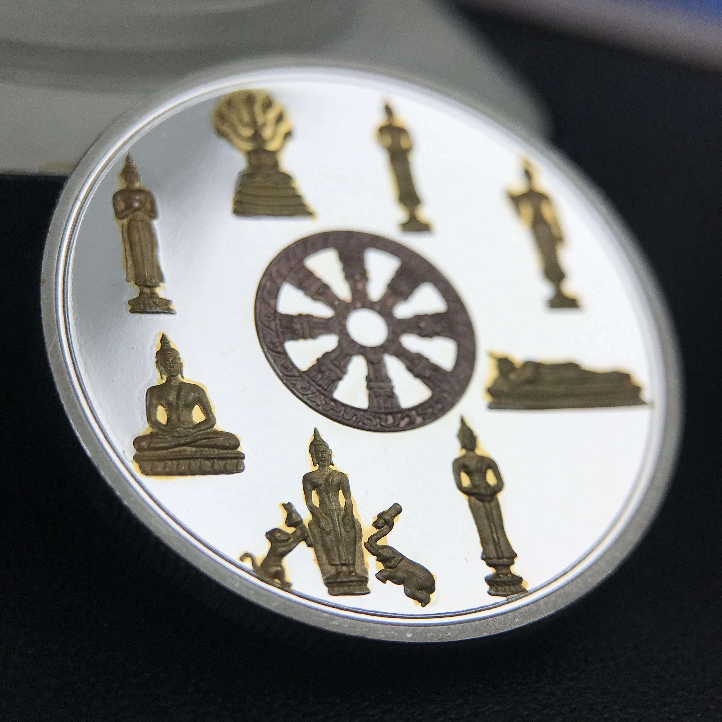 เหรียญพระแก้วมรกต พระพุทธชินราช พระพุทธโสธร รุ่นพุทธบารมี ปี 2540 เนื้อเงินขัดเงา 99.9% ชุบ 3 กษัตริย์ พร้อมกล่องและใบรับรองเดิม พิธีพุทธาภิเษก 2 พิธีมหามงคล(พระพุทธคู่บ้านคู่เมือง รูปแบบเหรียญสวยงดงามมาก พิธีใหญ่ เป็นที่นิยม)สร้างน้อยหายาก 1 ใน500 เหรียญ