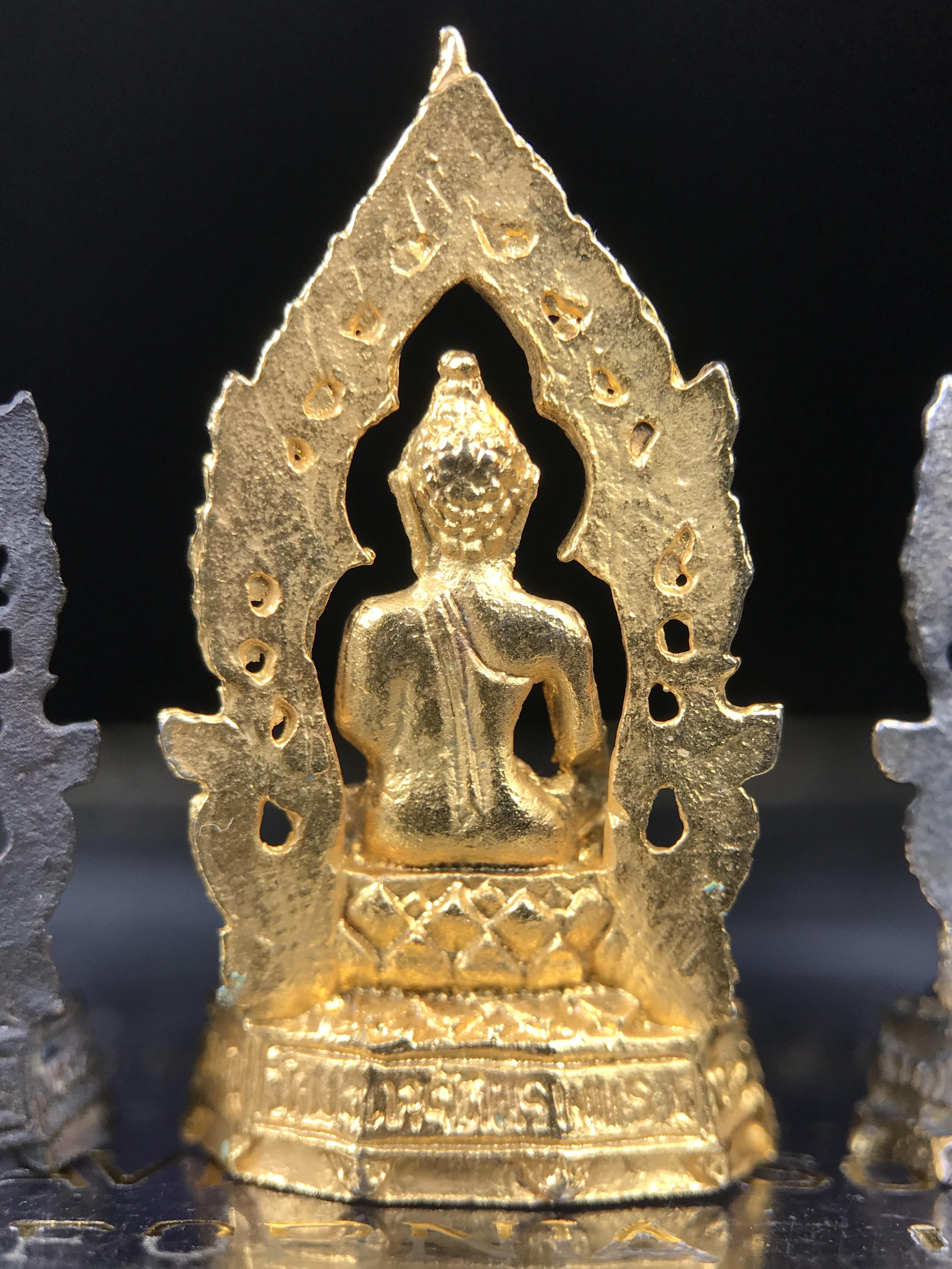 ชุดวัตถุมงคลพระพุทธมงคลรัตนภูมิพัฒนมหามุนี ภปร. วัดมงคลรัตนาราม วัดไทยในซานฟรานซิสโก สหรัฐอเมริกา ( Sanfrancisco USA.) ปี 2523(ชุดพิเศษกรรมการ 1 ชุด 5 รายการ)หายาก(พิธีใหญ่)หลวงปู่โต๊ะ วัดประดู่ฉิมพลี พร้อมเกจิอาจารย์ในยุคอีก ๑๐๘ รูปนั่งปรกอธิษฐานจิต