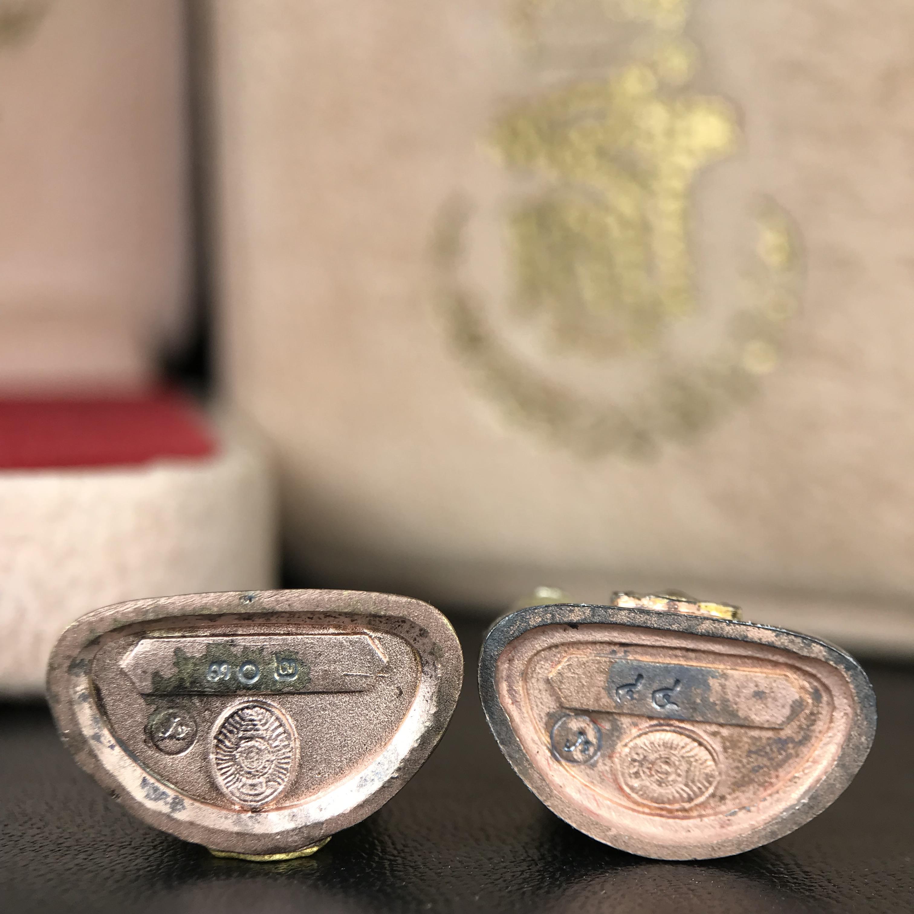 พระกริ่งพระพุทธนวราชบพิตร+พระกริ่งไพรีพินาศ ตรากาญจนาภิเษกครองสิริราชสมบัติครบ 50 ปี รัชกาลที่9 ปี2540 เนื้อเงินสามกษัตริย์(ผิวเดิมสวย ครบ สมบูรณ์)พร้อมกล่องบรรจุเดิมครบ ***ครบชุดพระราชทานทั้งสององค์ นานทีจะมีมาคู่กันครับ(หายาก)***