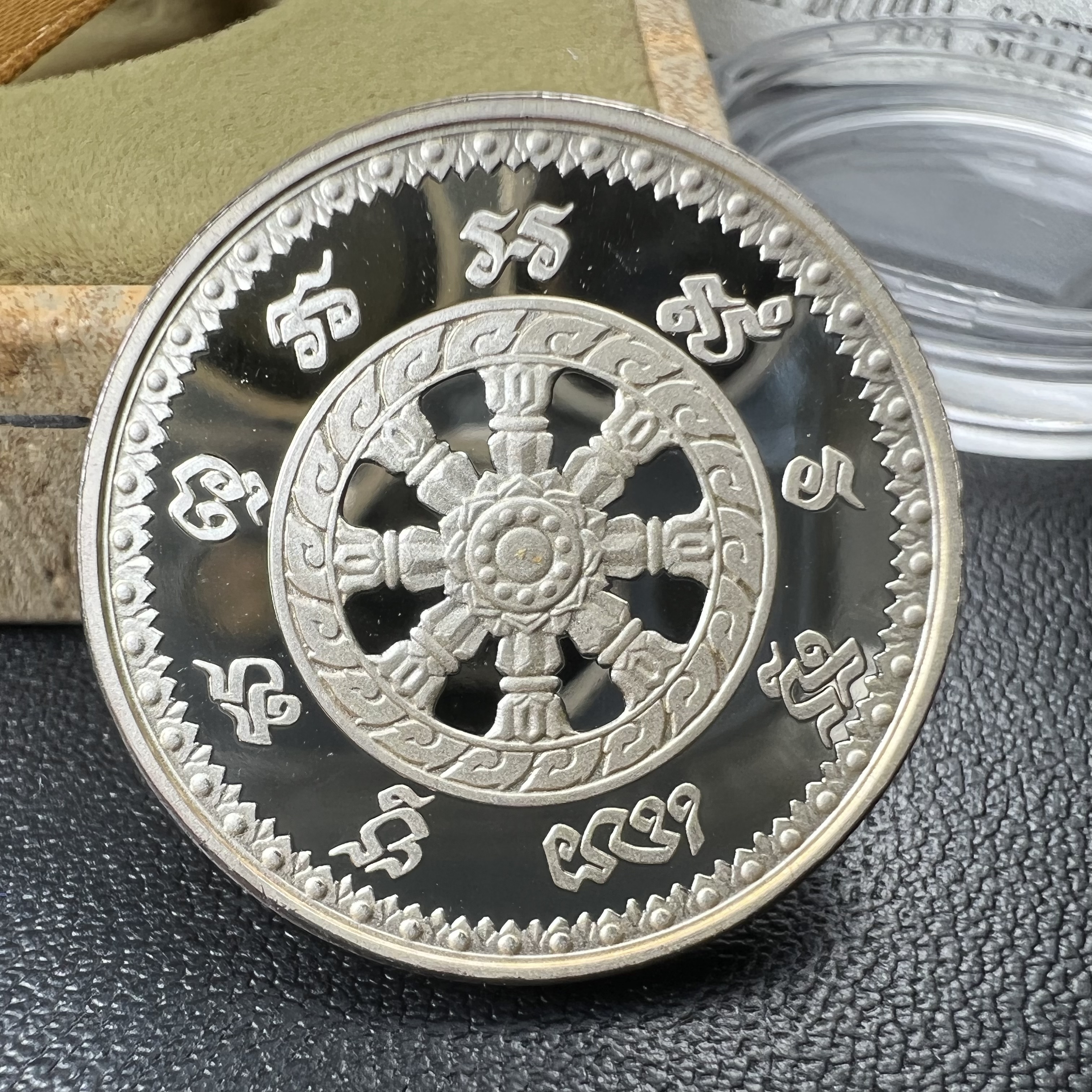 เหรียญพระพุทธโสธร รุ่นนานาชาติ(รุ่นแรก) วัดโสธรวรารามวรวิหาร ปี 2537 หลังพระธรรมจักร เนื้อเงินขัดเงา ขนาด 2.5 มม.สภาพสวยพร้อมกล่องและการ์ดใบรับรองเดิมครบสมบูรณ์(1 ใน 5000 เหรียญ)