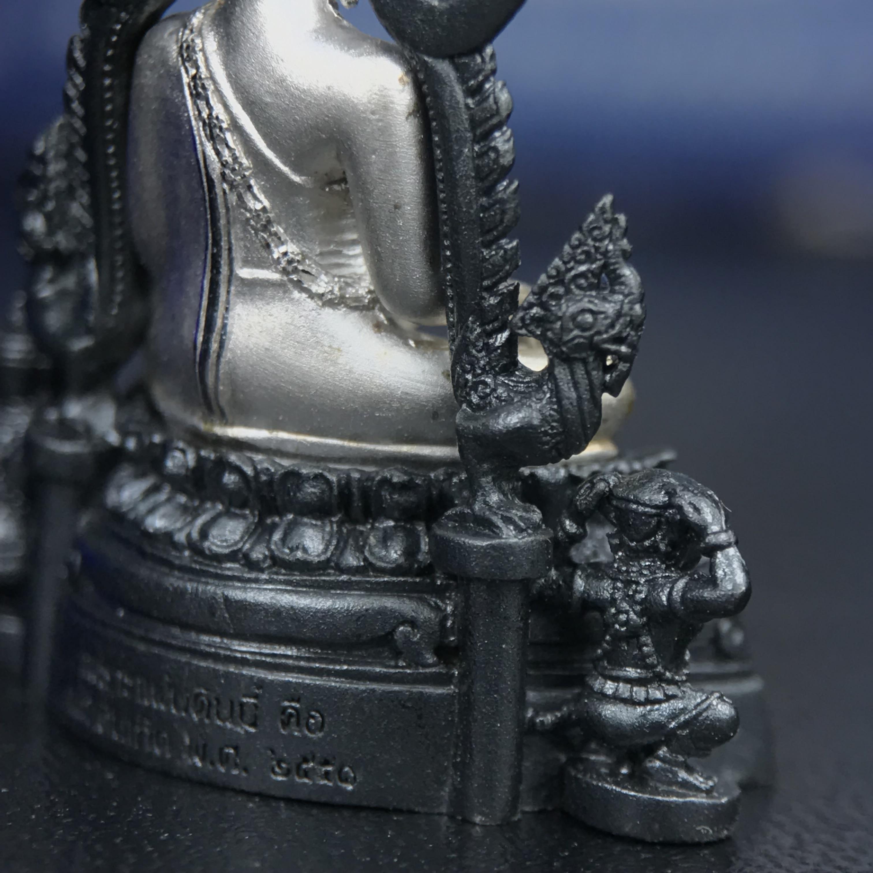 พระพุทธชินราช ภปร. โครงการเพราะแผ่นดินนี้คือแผ่นดินเกิด เนื้อเงินชุบทองคำขาวซุ้มรมดำ ปี2551 ขนาดหน้าตัก1/2นิ้ว(3.5*2.5ซม.)ประกอบพิธี ณ พระอุโบสถ วัดพระศรีรัตนศาสดาราม(วัดพระแก้ว)และพระวิหารวัดพระศรีรัตนมหาธาตุวรมหาวิหาร(จ.พิษณุโลก)(สวยงามหายาก)1ใน5000องค์