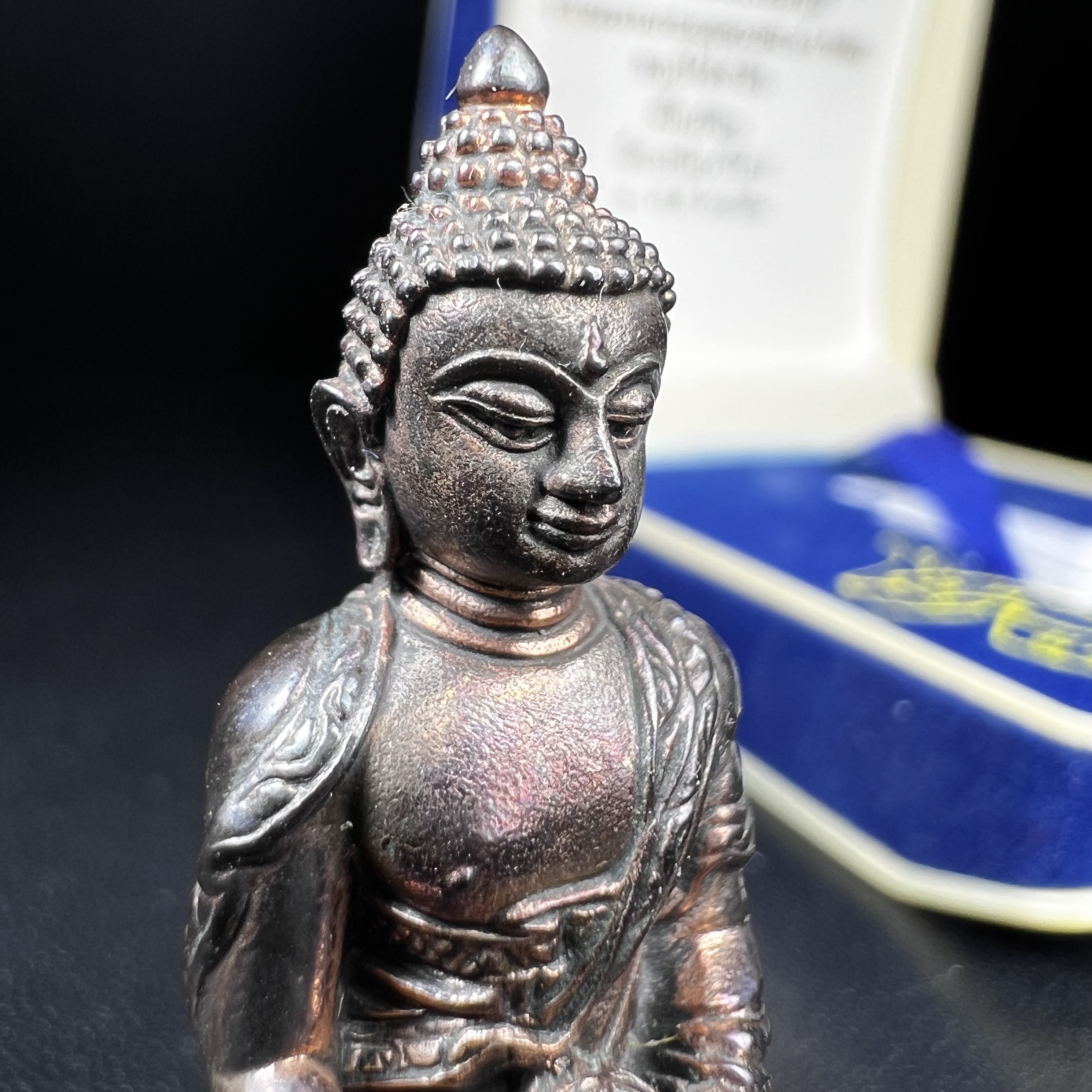 พระกริ่งคชวัตร รุ่นแรก วัดบวรนิเวศวิหาร ปี 2546 เนื้อนวโลหะเต็มสูตรแก่ทองคำ ฉลองพระชนมายุ 90พรรษา สมเด็จพระสังฆราชเจ้า กรมหลวงวชิรญาณสังวร (เจริญ สุวฑฺฒโน) พุทธศิลป์ที่เป็นเอกลักษณ์ ทุกองค์บรรจุเส้นพระเกศาของสมเด็จพระญาณสังวร ยอดนิยม หายาก 1 ใน 3999 องค์