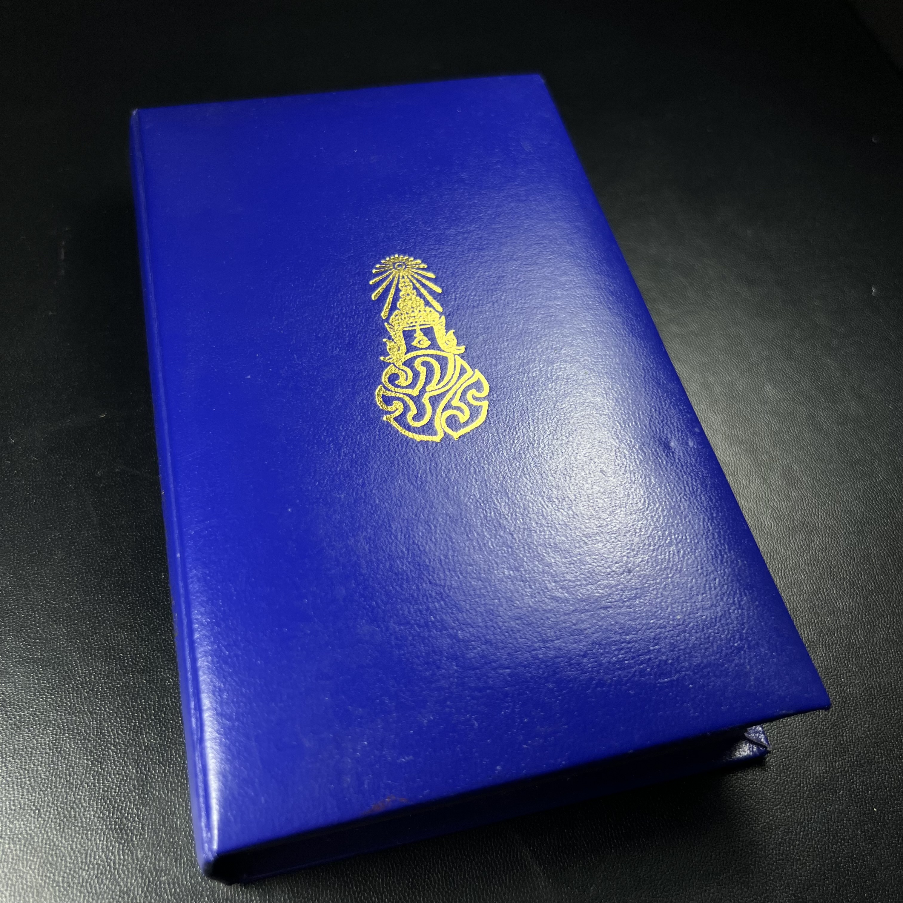 ชุดที่ระลึกครบ 84 ปี โรงพยาบาลจุฬาลงกรณ์ สภากาชาดไทย30พฤษภาคม2541(ในหลวงรัชกาลที่9เสด็จในพิธี)พระดีพิธีใหญ่มวลสารเส้นเกศาในหลวงรัชกาลที่9 ประกอบพิธีพุทธาภิเษกพร้อมกับพิธีพระกริ่งปวเศ ปี2530 วัดบวรนิเวศและวัดพระแก้ว(ชุดพระราชทานบรรจุกล่องแบบพิเศษ ตรา ภปร.)