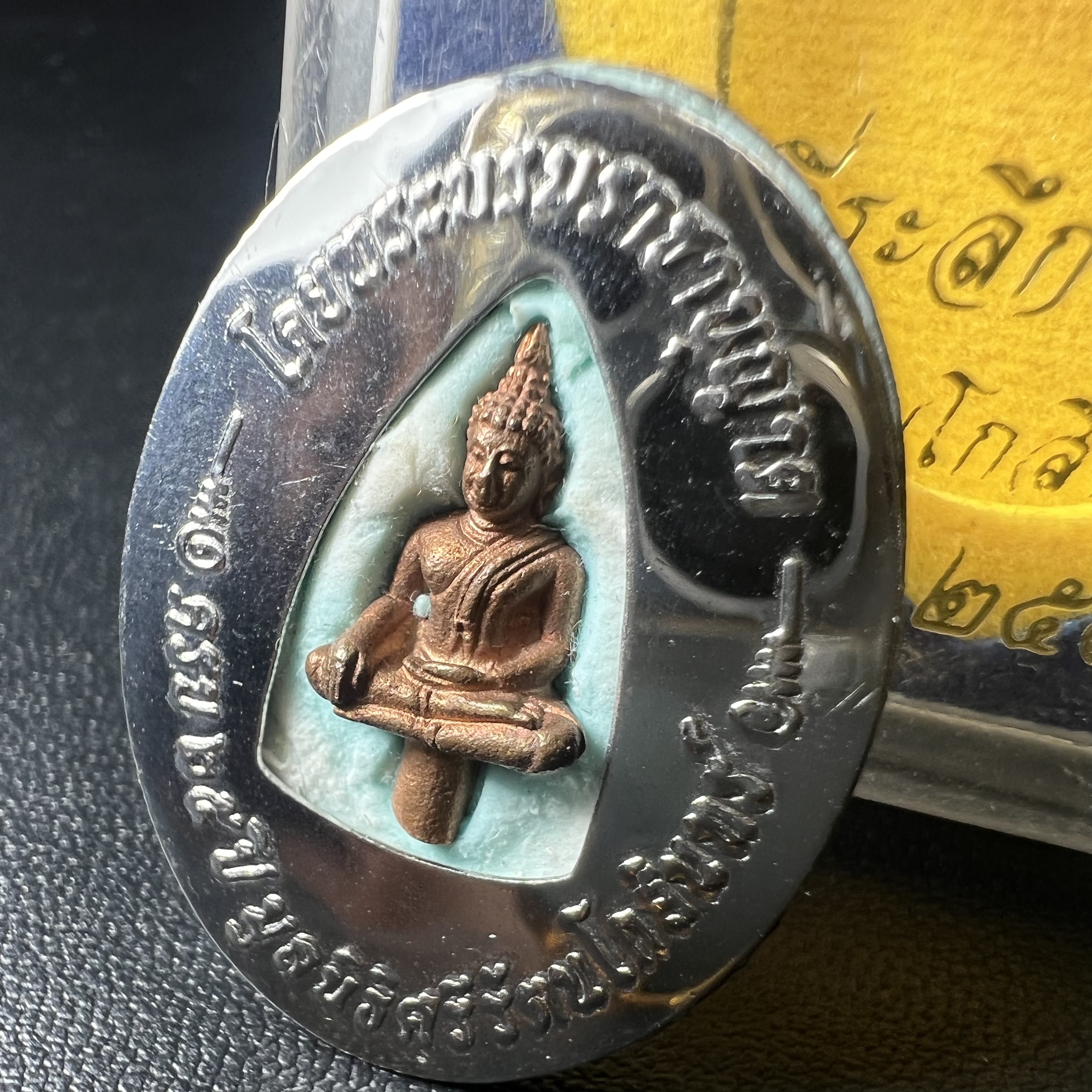 ล็อกเกตในหลวงรัชกาลที่9 ที่ระลึกครบ 25 ปี มูลนิธิศรีรัตนโกสินทร์ วัดสุทธาราม พ.ศ. 2550 พิมพ์ทรงวงรีรูปไข่เล็กฉากสีทอง หลังปิดแผ่นโลหะสีขาว(สแตนเลส)ฝังพระยอดธง(นิยม)