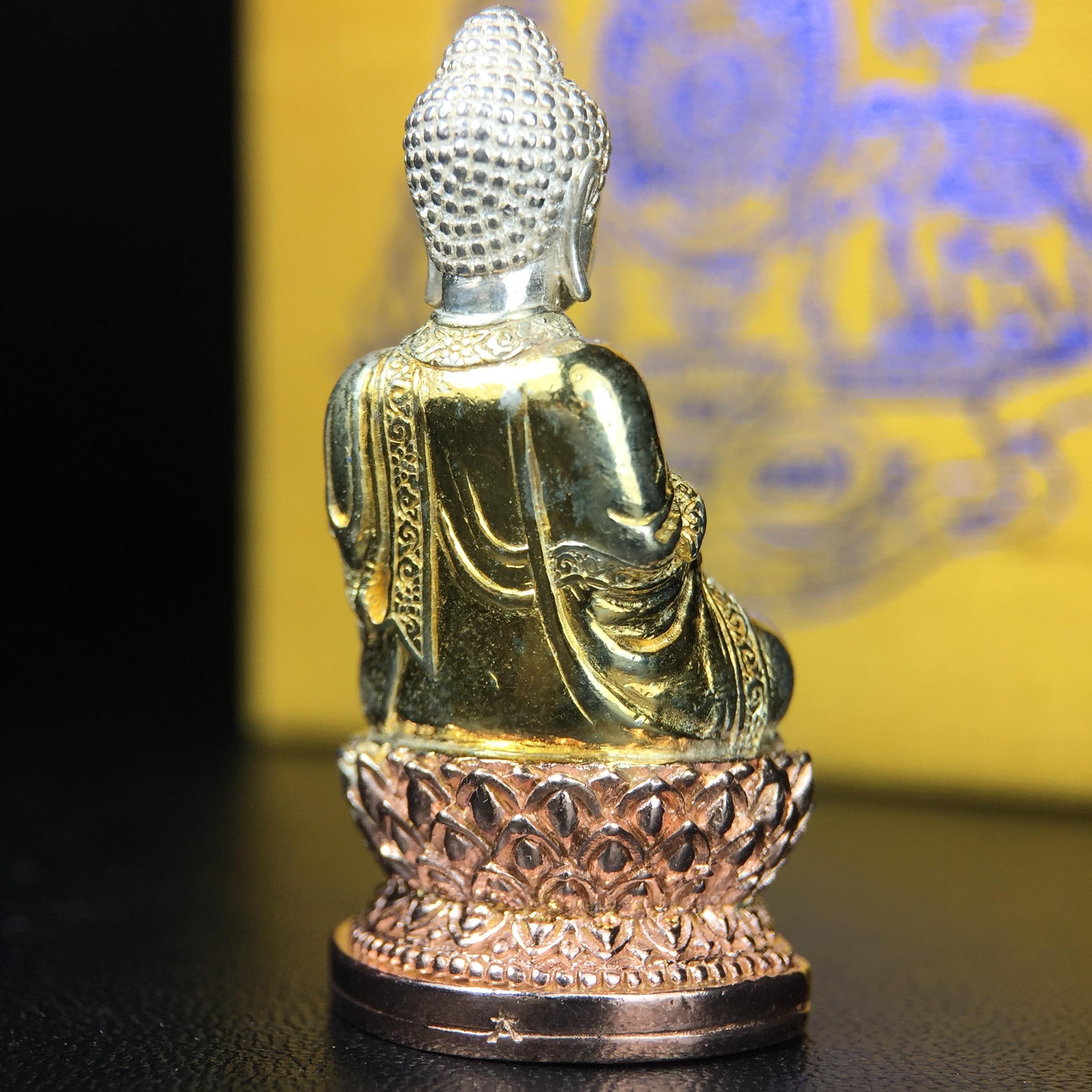 พระกริ่งจีน "ต้าเยิ่นถะ" รุ่น กาญจนาภิเษก ครองราชย์ 50 ปี วัดบวรนิเวศวิหาร ปี2538 เนื้อเงินสามกษัตริย์ สูง 3.8 ซม. (คัดสภาพสวยเดิม พิธีใหญ่ พุทธศิลป์งดงาม)