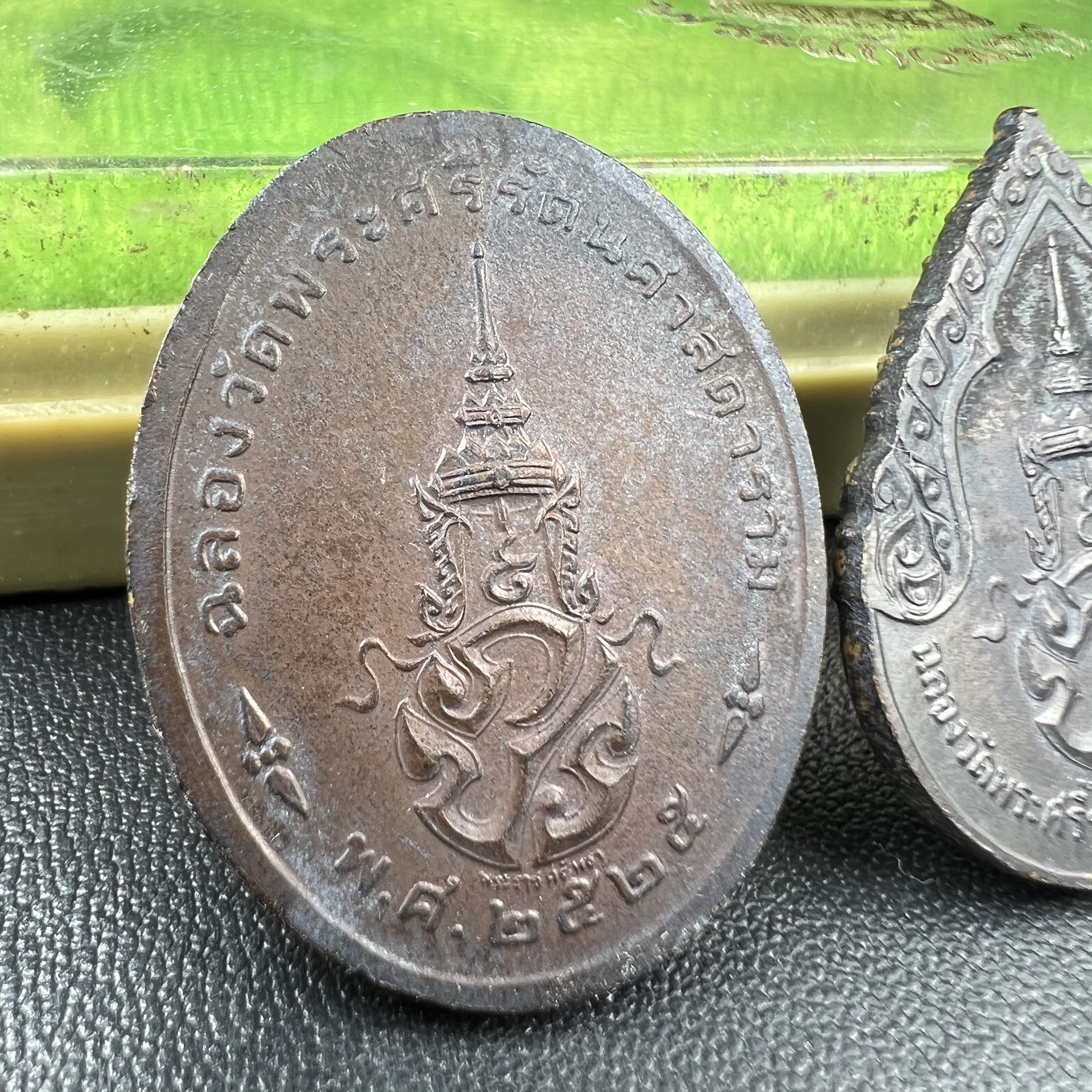 เหรียญพระแก้วมรกตหลัง ภปร. ฉลองกรุงรัตนโกสินทร์ครบ 200 ปี พ.ศ.2525 เนื้อทองแดงกล่องบรรจุเดิมครบ3พิมพ์(บล็อกพระราชศรัธา)(ในหลวงรัชกาลที่9 เสด็จในพิธี)