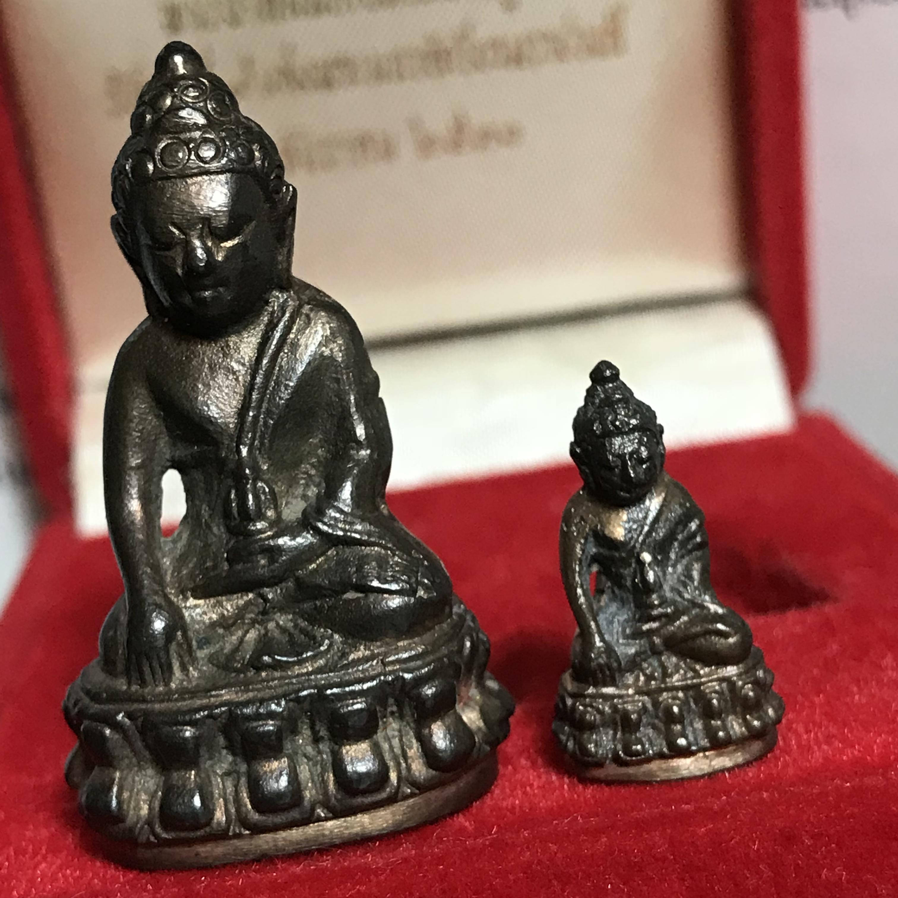 พระกริ่ง-พระชัยวัฒน์ ปวเรศ ปี2530 วัดบวรนิเวศราชวรวิหาร(ในหลวง ร.9 เสด็จเททอง)(บรรจุเส้นเกศาในหลวงรัชกาลที่9)พร้อมสูจิบัตรเดิมตอนจัดสร้าง