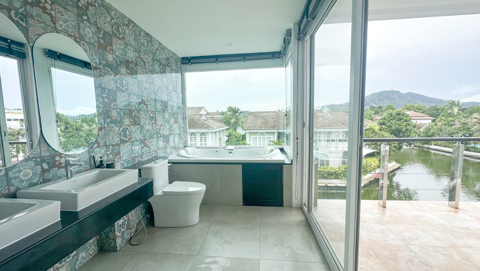 For Rent : Kohkaew, 3- Story Town House, 3 Bedrooms 4 Bathrooms