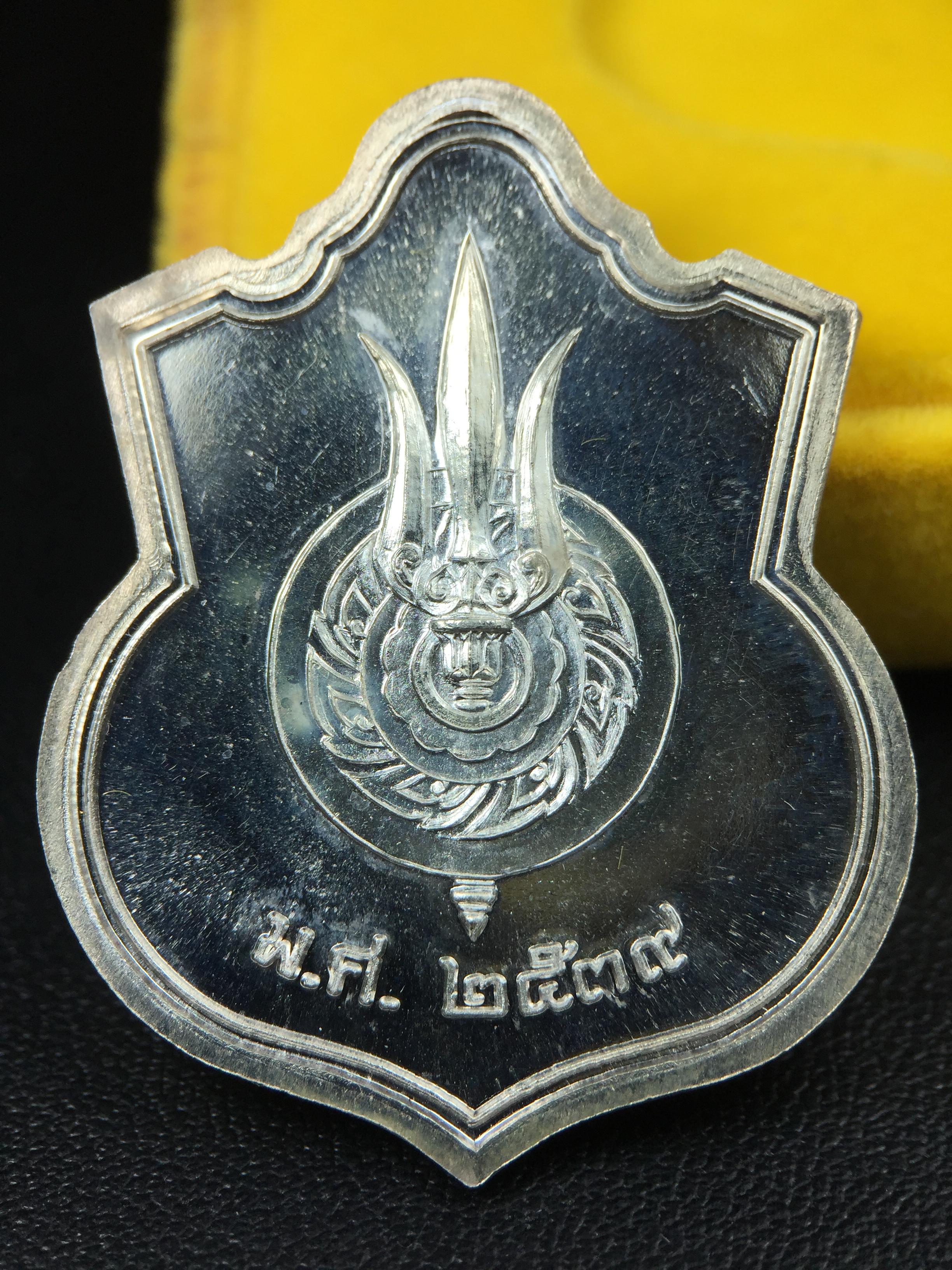 เหรียญพระบาทสมเด็จพระเจ้าอยู่หัว รัชกาลที่9ประทับนั่งบัลลังก์ กระทรวงมหาดไทยจัดสร้าง ปี2539 เนื้อเงินกล่องบรรจุเดิมสภาพสวย เนื้อเงินผิวกระจก สวยเดิม แบบนิยม หายาก