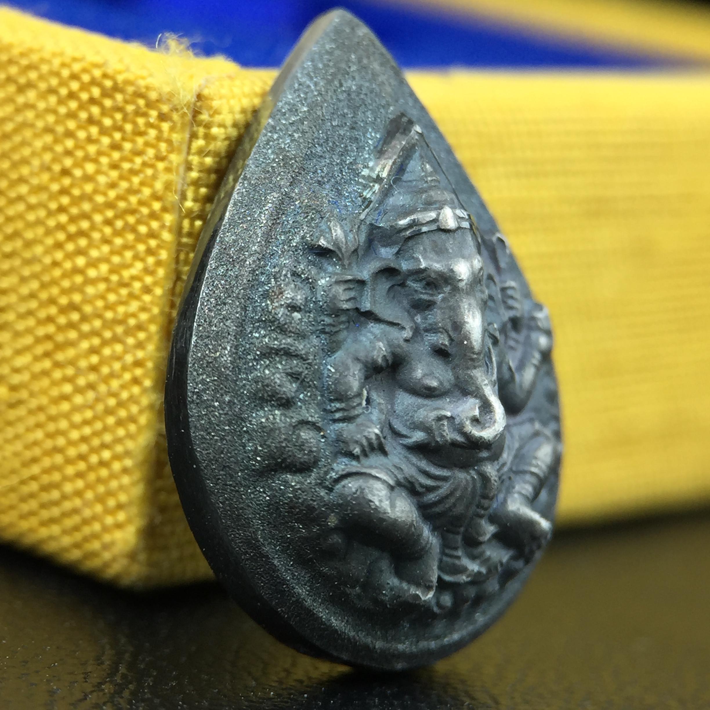 เหรียญพระพิฆเนศวร ญสส. ชุดกาญจนาภิเษกครองราชย์ 50 ปี พุทธศักราช 2538 พิมพ์เล็ก(1.9 ซม.) เนื้อเงินผิวเดิมกลับดำเข้มขลังงดงามธรรมชาติ สภาพสวยเดิมพร้อมกล่องบรรจุเดิม ตอกโค๊ดหมายเลขกำกับ(1ใน1000องค์)