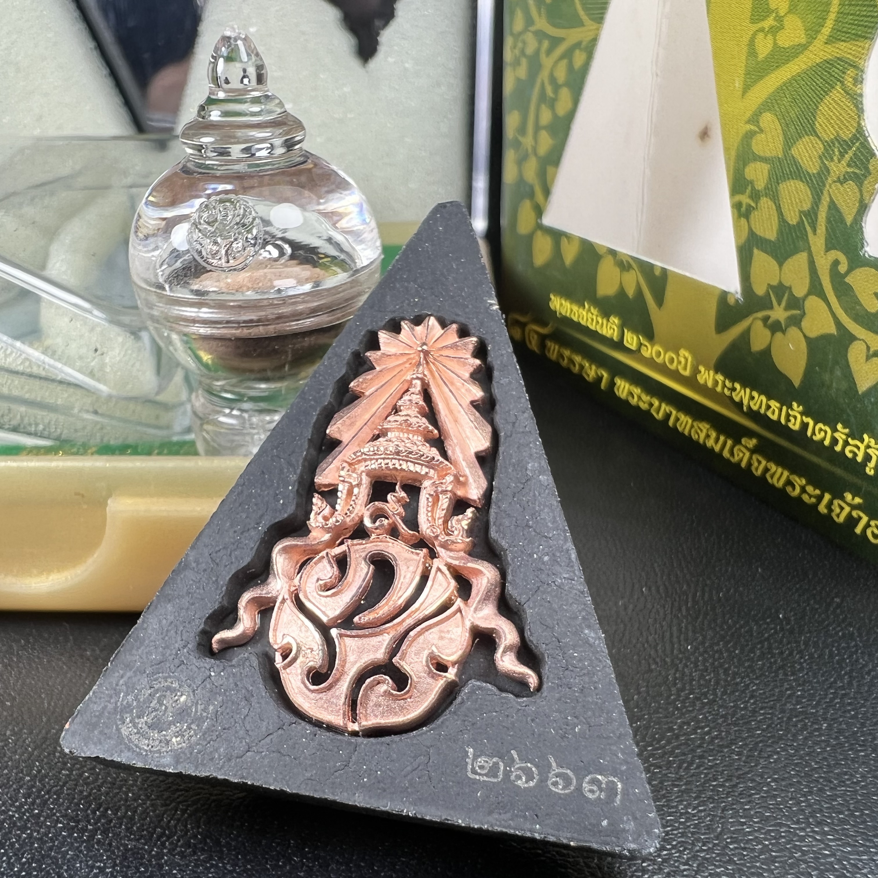 พระพุทธชินราช(จำลอง)ภปร. 84พรรษา เนื้อผงปิดทองด้านหน้า หลัง ภ.ป.ร. ทองแดง(พระราชทานมวลสาร จิตรลดาและเส้นพระเจ้า ร.9(เส้นผม))