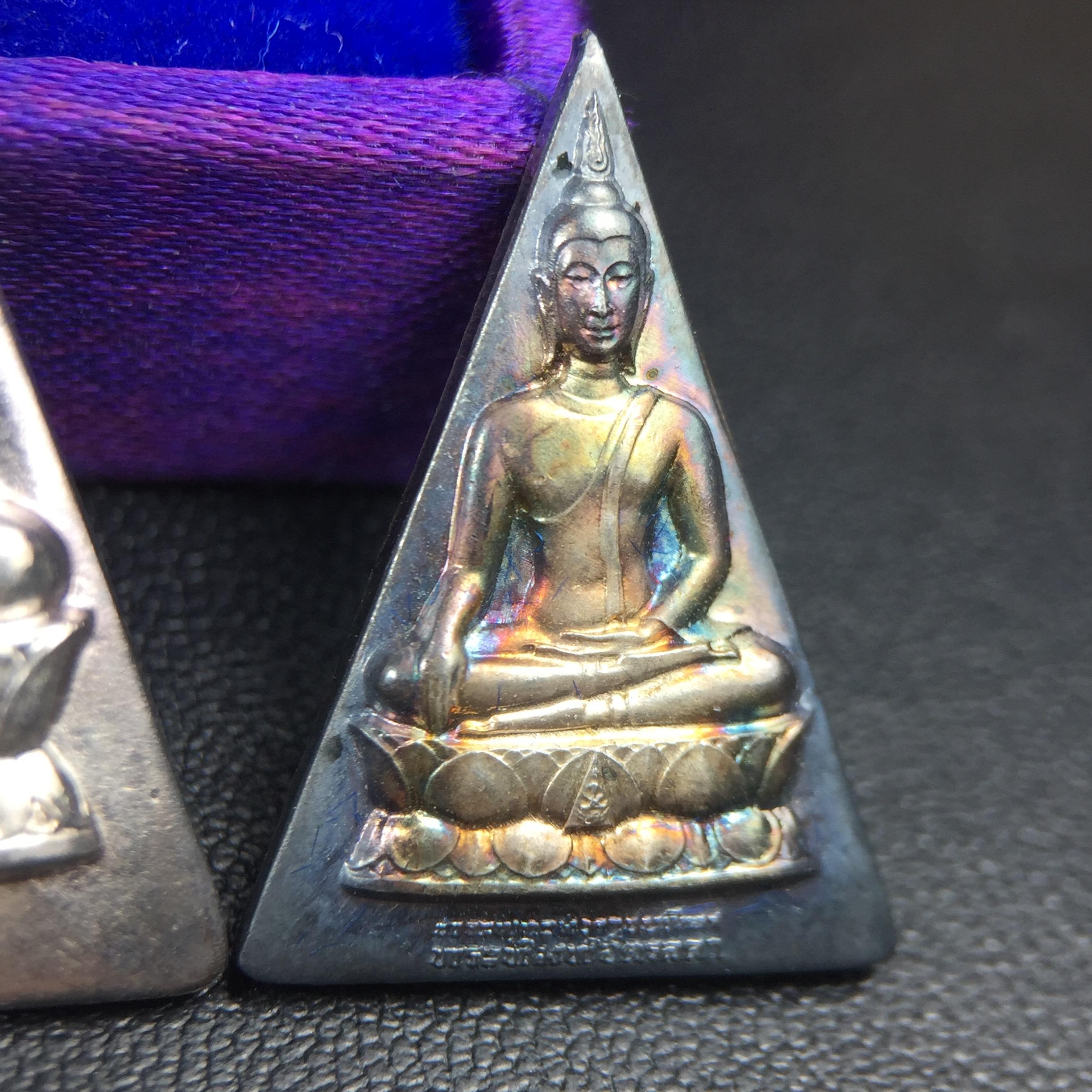 พระพุทธนวราชบพิตร พระพิมพ์จิตรลดา โครงการหลวง ปี2539 (พิมพ์ใหญ่+พิมพ์เล็ก) เนื้อเงินผิวเดิมขึ้นสีรุ่ง สวย แบบนิยมพร้อมกล่องบรรจุเดิม พิธีใหญ่ ปลุกเสกวัดพระแก้ว(1ชุด 2 องค์)