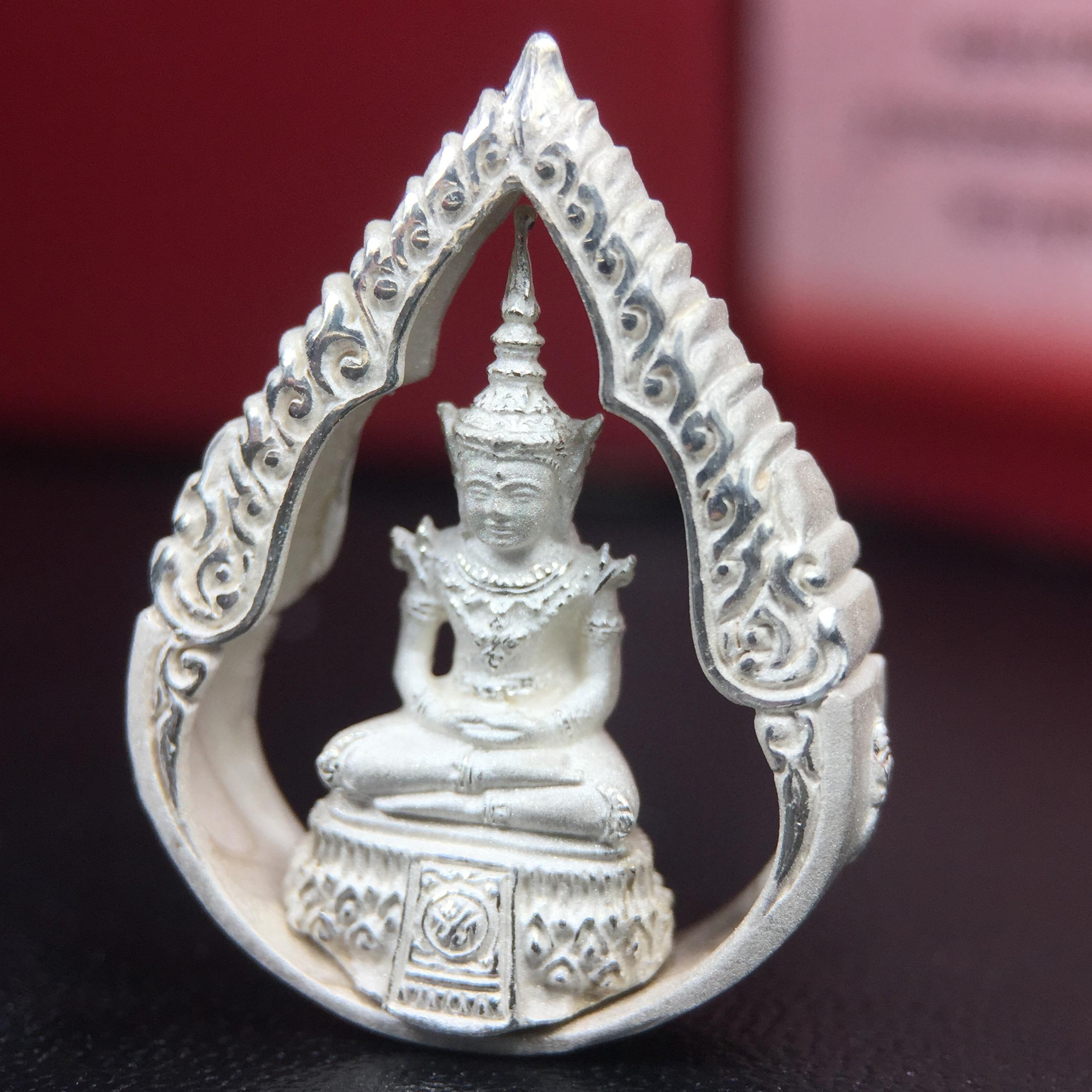 พระแก้วมรกต ภปร.(รุ่นแรก) ปี2545 จัดสร้างในมหาวโรกาส พระบาทสมเด็จพระเจ้าอยู่หัวรัชกาลที่ 9 ครบรอบ 75 พรรษา และฉลองกรุงรัตนโกสินทร์ครบ 220 ปี พิมพ์ลอยองค์ทรงหยดน้ำ เนื้อเงินบริสุทธิ์ 92.5% ขนาด 18*27 มม. พร้อมกล่องบรรจุเดิม สวยครบสมบูรณ์(องค์หมายเลข 1752)