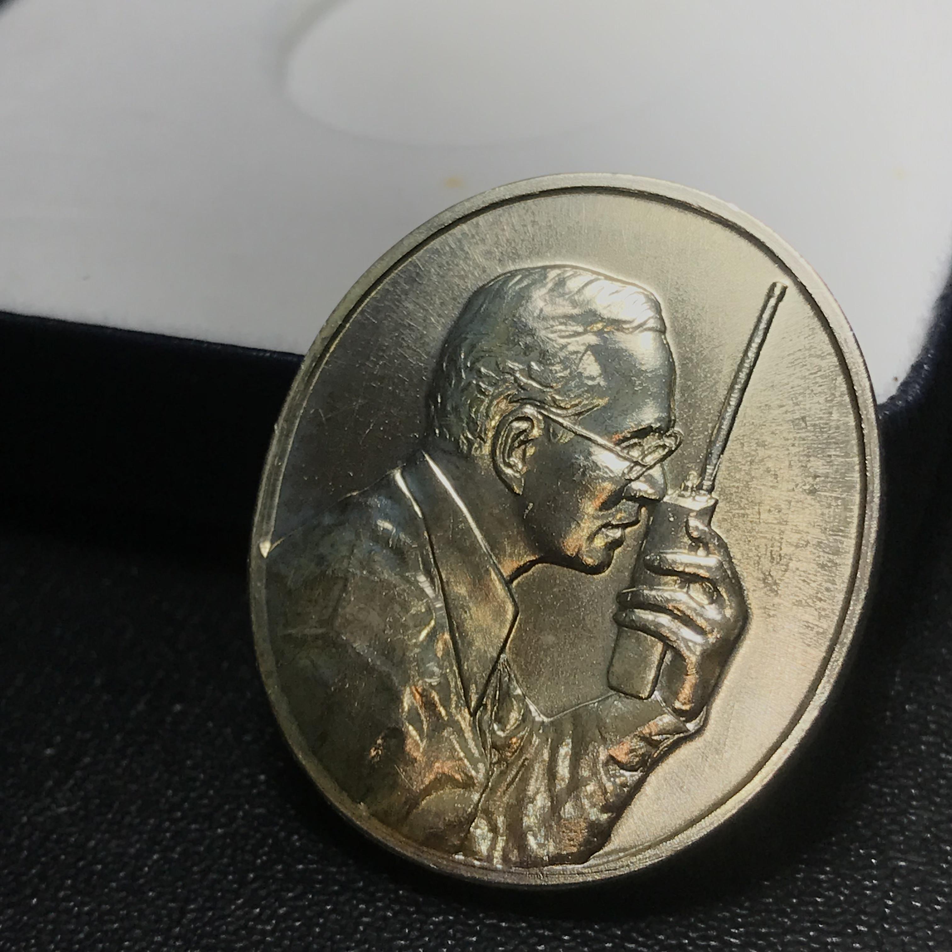 เหรียญที่ระลึกเฉลิมพระเกียรติ พระราชกรณียกิจ ด้านการสื่อสาร กรมไปรษณีย์โทรเลข ปี2539 เนื้อเงิน กล่องซองบรรจุครบผิวเดิมขึ้นน้ำทองสวยงาม(ในหลวงทรงวิทยุVR009)