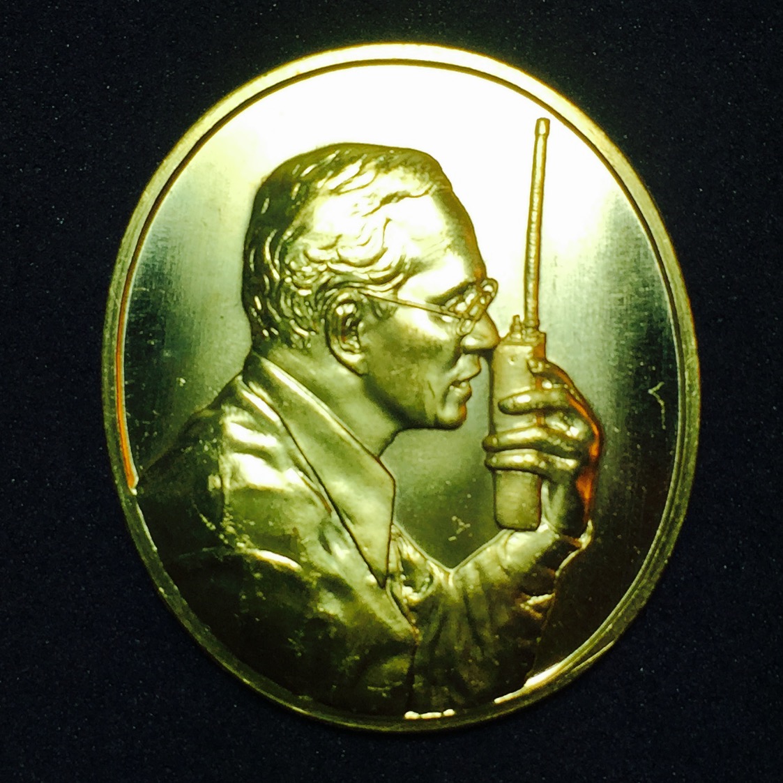 เหรียญที่ระลึกเฉลิมพระเกียรติ พระราชกรณียกิจ ด้านการสื่อสาร กรมไปรษณีย์โทรเลข ปี2539 เนื้อทองคำ (ในหลวงทรงวิทยุ)