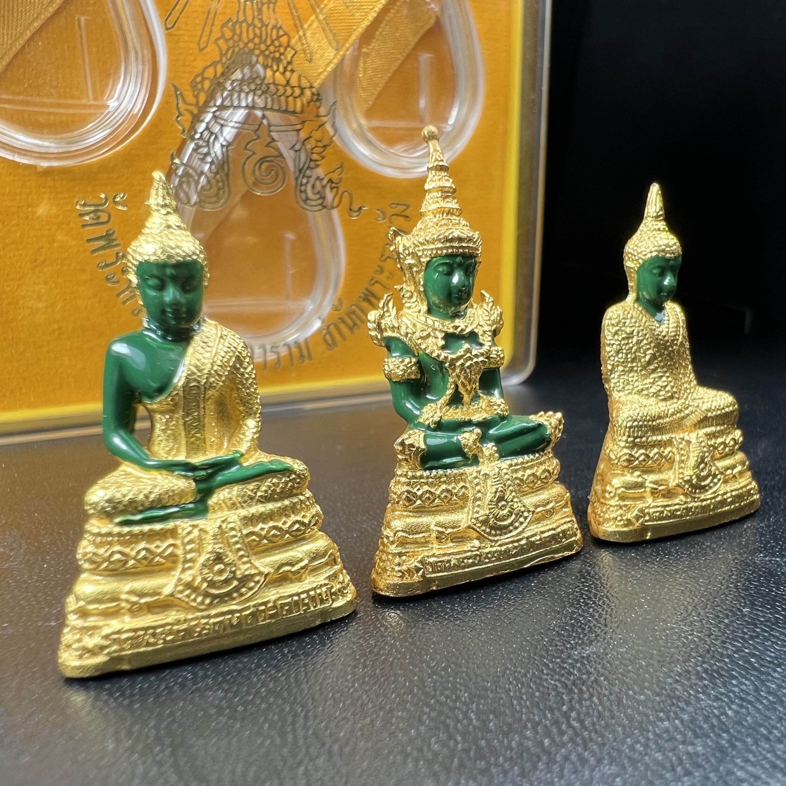 พระพุทธมหามณีรัตนปฏิมากร(พระแก้วมรกต) วัดพระศรีรัตนศาสดาราม สำนักพระราชวัง จัดสร้าง ชุด3 ฤดู ร้อน ฝน หนาว(บรรจุมวลสารใต้ฐาน)