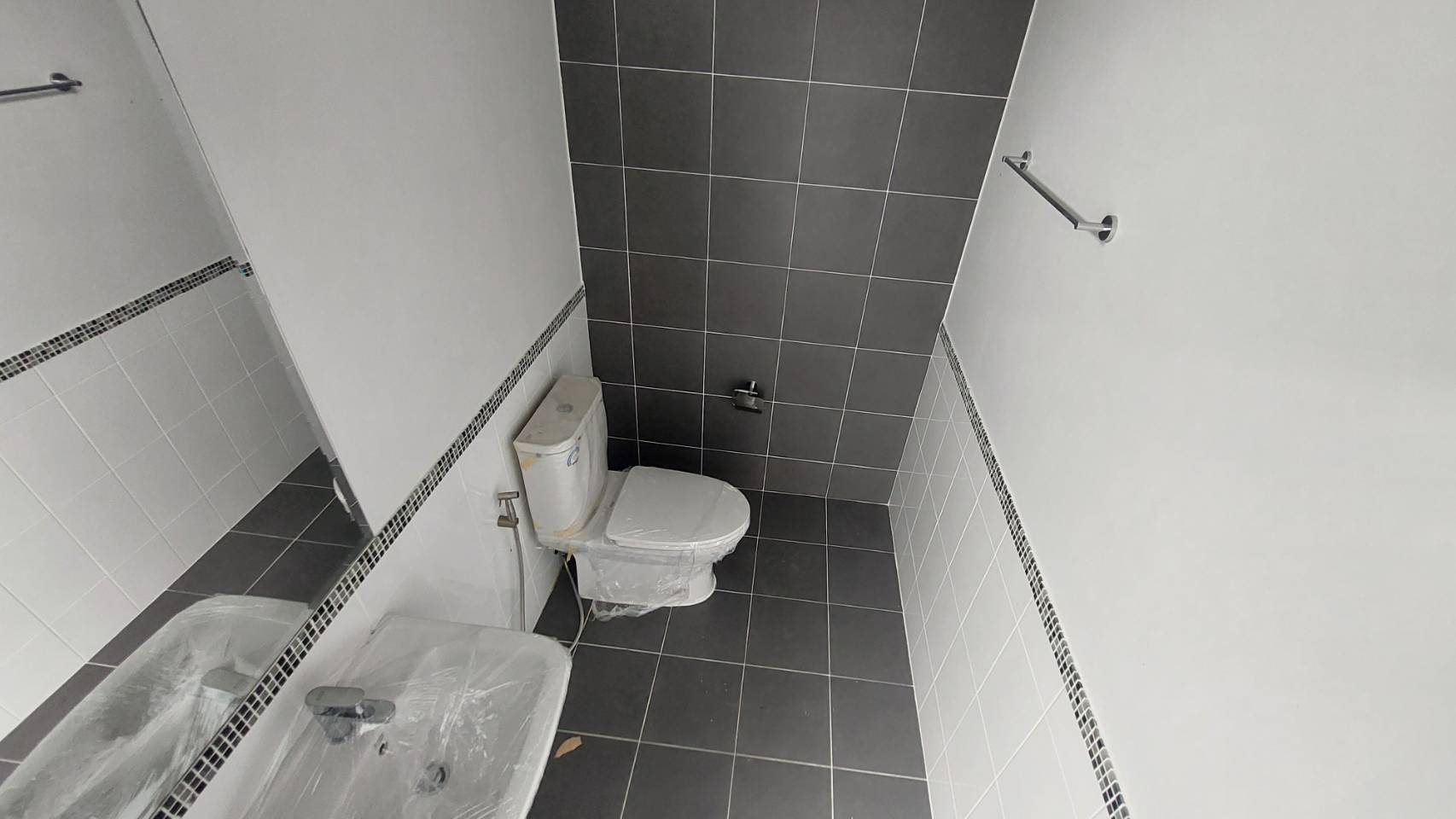 For Sales : Ratsada, 3-Storey Commercial Building, 3 bedroom 4 bathroom