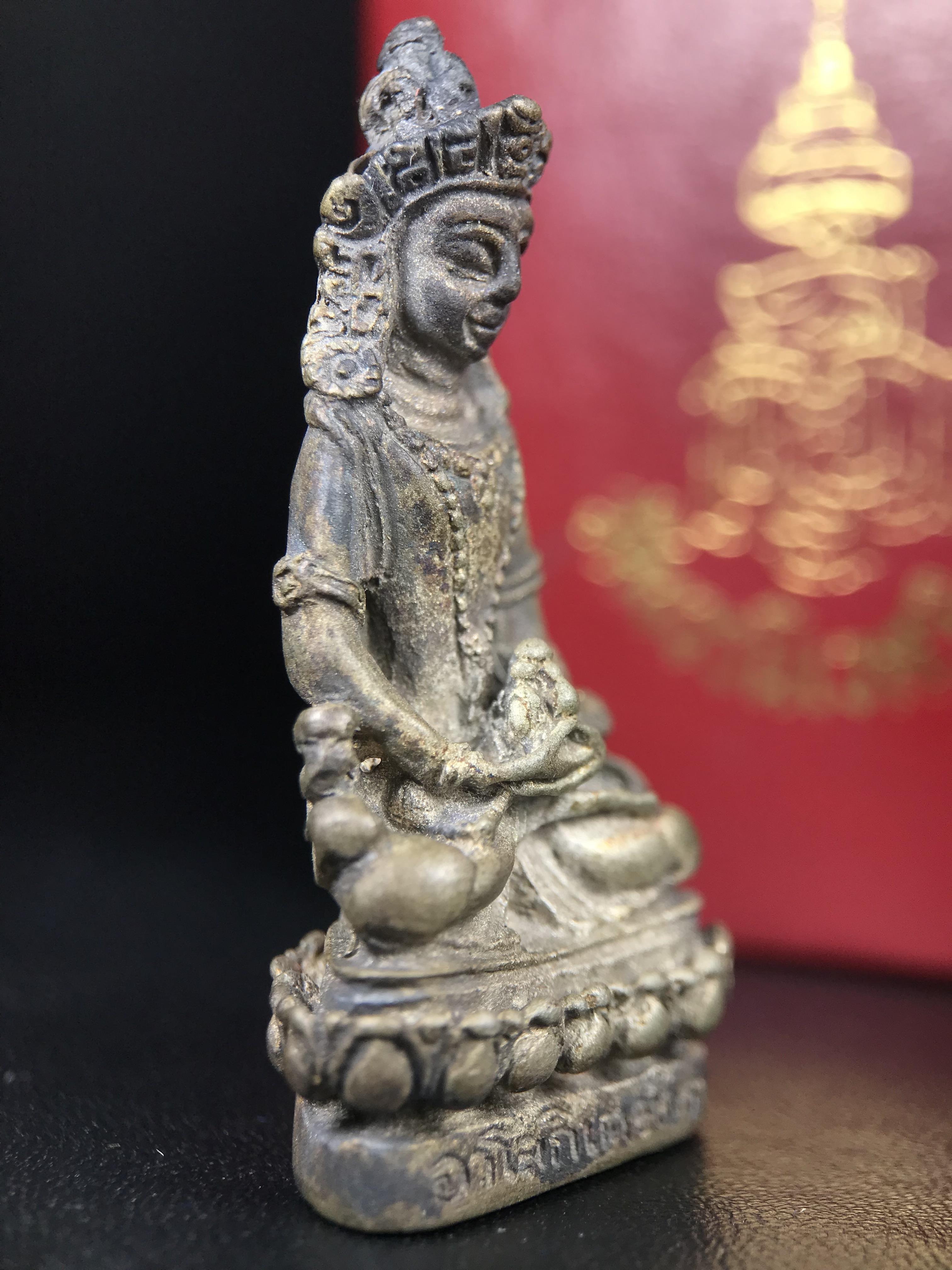 พระอวโลกิเตศวร (เจ้าแม่กวนอิม) วัดบวรนิเวศวิหาร ปี 2538 เนื้อเงินพ่นทราย อุดผงจิตรลดา เกศาสมเด็จพระสังฆราช วัดบวรนิเวศวิหาร(พบเจอน้อยหายาก)