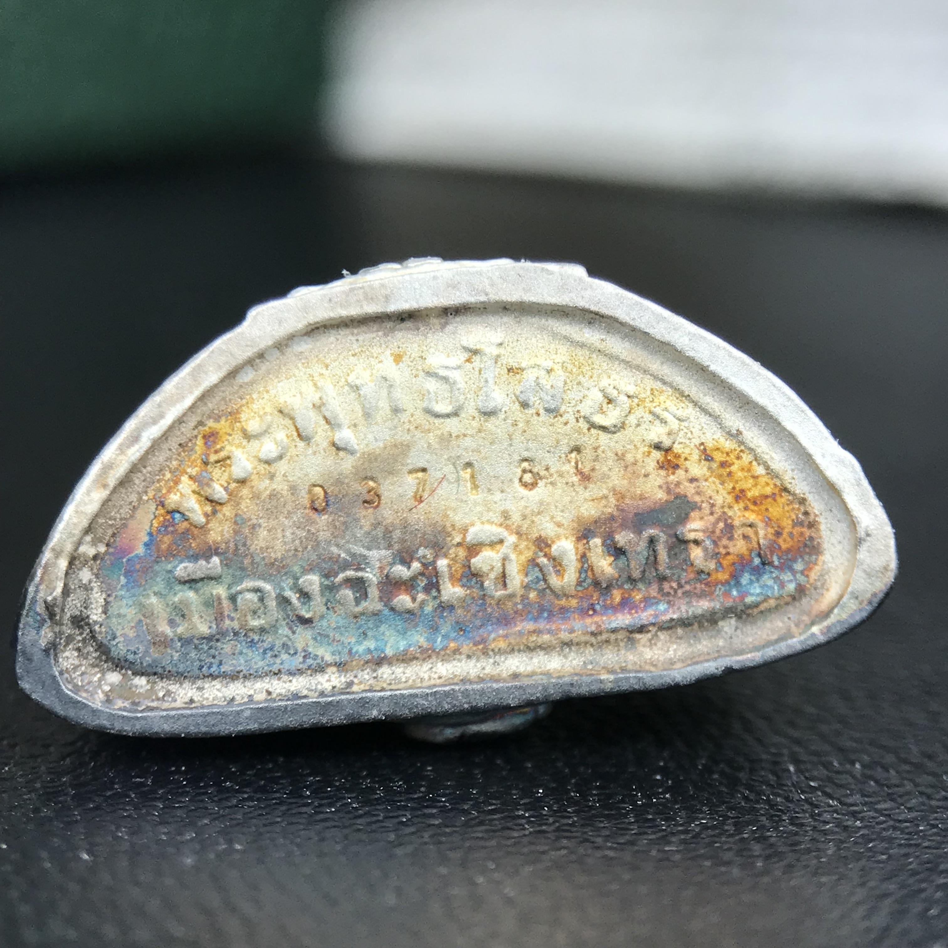 พระพุทธโสธร ภปร. รุ่นย้อนยุค สร้างพระอุโบสถ สมาคมชาวฉะเชิงเทรา จัดสร้าง ปี 2539 วโรกาสครองสิริราชสมบัติครบ 50 ปี เนื้อเงินทรายนวลขัดเงาบางส่วน(สภาพผิวเดิม ขึ้นสีรุ้งธรรมชาติ เก่าเก็บอย่าดี สวยมาก แบบนี้หายาก) พร้อมกล่องบรรจุและใบรับรองเดิม