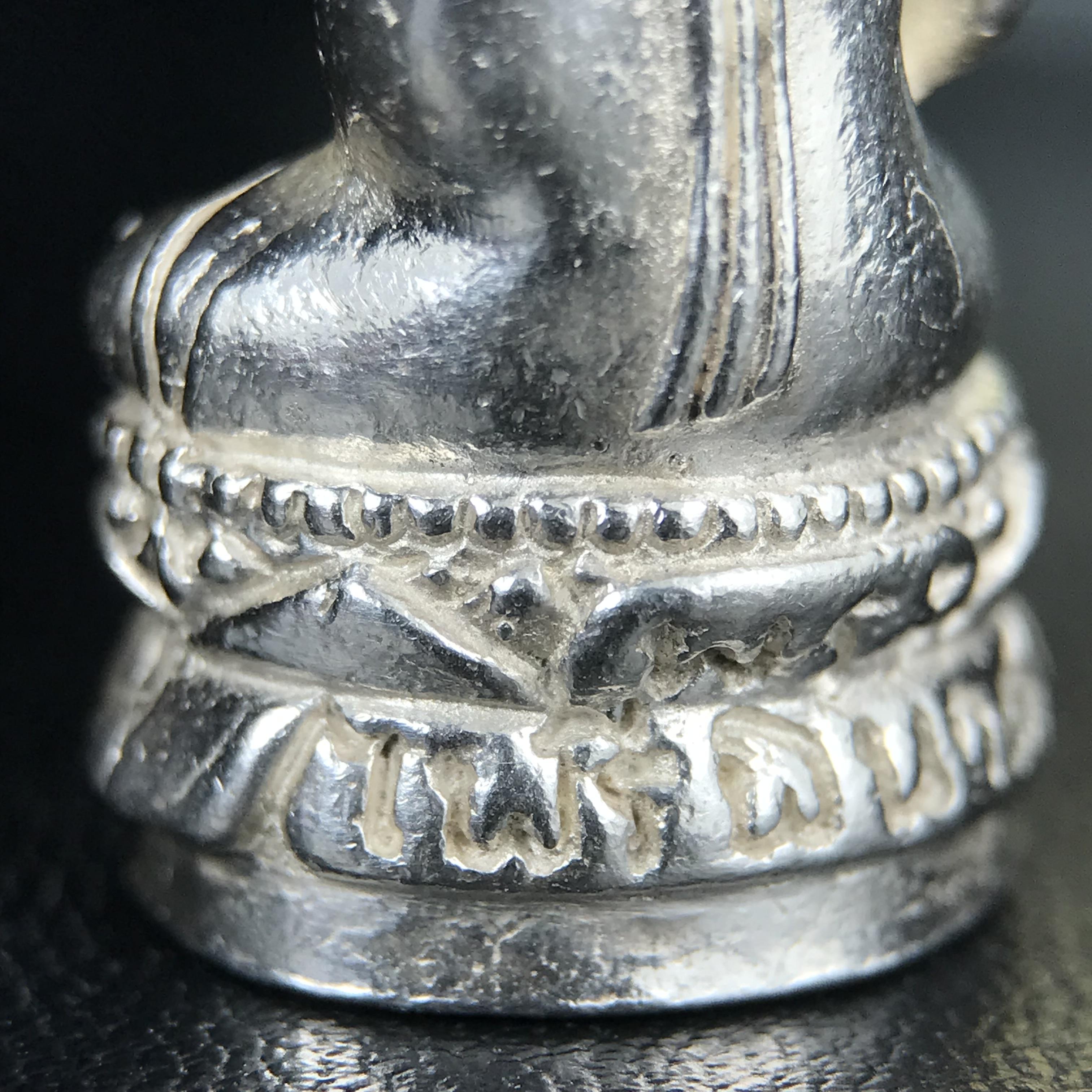 พระกริ่งไพรีพินาศ รุ่น ภปร. ราชวิทยาลัย ปี 2535 เนื้อเงิน(สภาพผิวขาวสวยใส)(ตอกโค้ดพระนามย่อ ญสส ใต้เศวตรฉัตร และ พระปรมาภิไธยย่อ ภปร.) ปลุกเสกโดยหลวงพ่อเปิ่น วัดบางพระและสมเด็จพระญาณสังวร สมเด็จพระสังฆราช วัดบวรนิเวศวิหาร(1 ใน 2535 องค์)