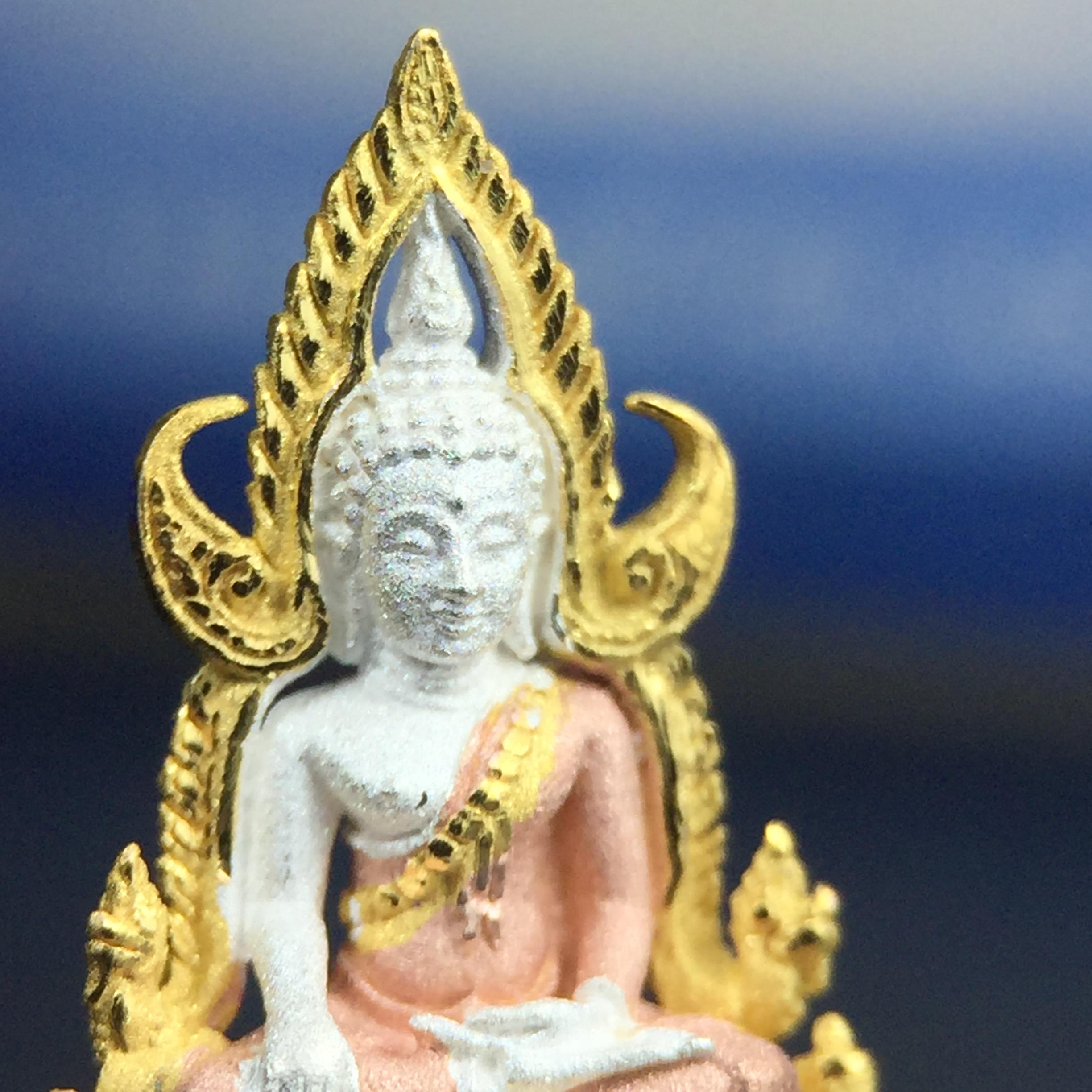 พระพุทธชินราช ภปร. โครงการ เพราะแผ่นดินนี้คือแผ่นดินเกิด เนื้อเงินชุบสามกษัตริย์ ปี2551 ขนาดหน้าตัก1/4นิ้ว (สวยงามทรงคุณค่า อีกหนึ่งรุ่นยอดนิยมหายาก) (สภาพคัดสวย กล่องบรรจุเดิมครบ)