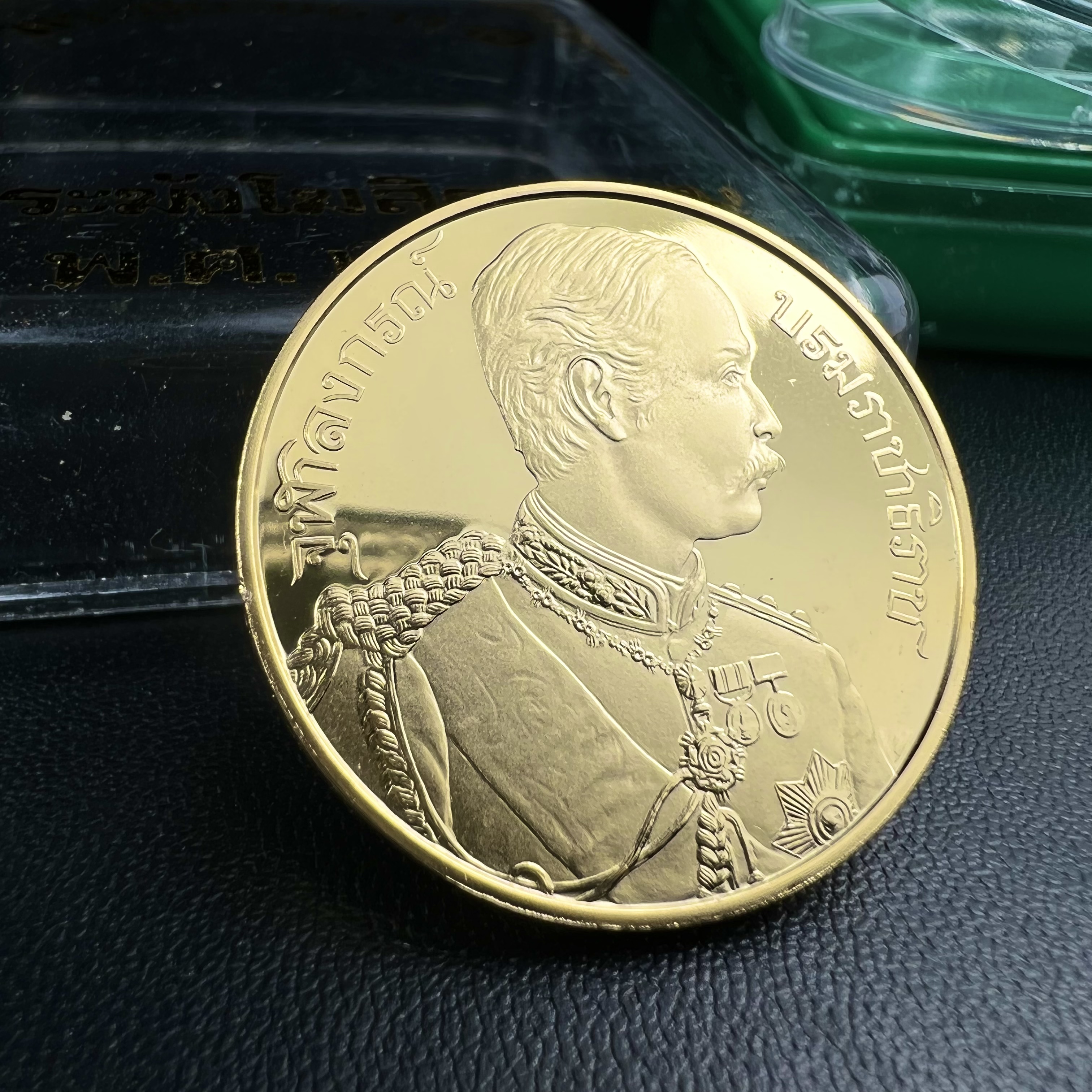 เหรียญเสด็จพ่อ ร.5 พระปิยมหาราช รุ่นบูรณะโบสถ์ พิธีมหาพุทธาภิเษก ณ พระวิหารวัดระฆังโฆสิตาราม ปี2538 เนื้อทองแดงบริสุทธิ์ชุบทองไมครอนขัดเงาสามมิติ ขนาด 3 ซม.(พิมพ์ใหญ่)ผลิตโดยโรงกษาปณ์ ประเทศ ฮังการี ( HUNGARIAN MINT)สภาพสวยดุจทองคำ ผิวกระจก บล็อกนอกสวยงาม