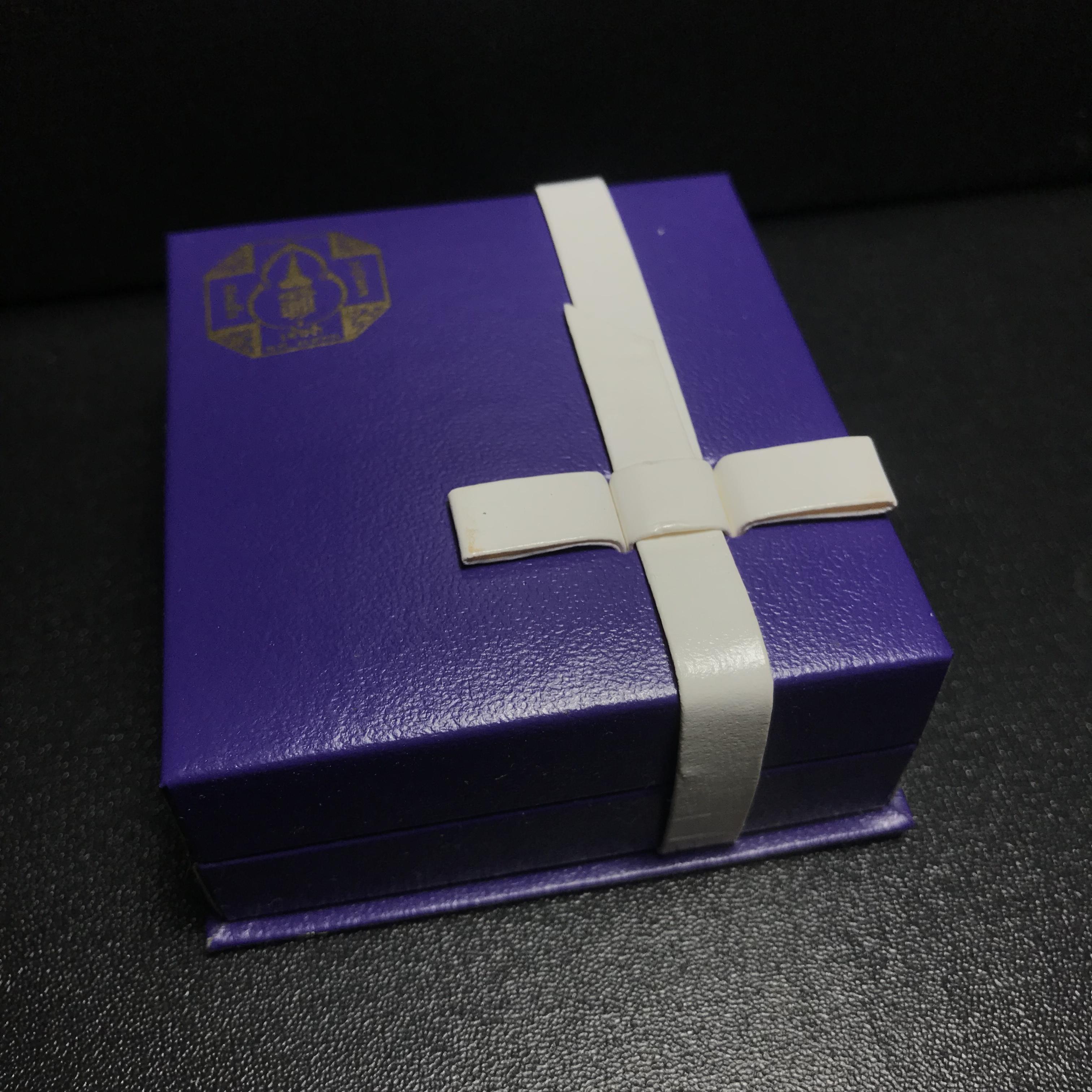 เหรียญหลวงพ่อทวด รุ่นสมเด็จเจ้าฟ้ามหาจักรี 48พรรษา โดยสภากาชาดไทย ปี2546 เนื้อเงินเดี่ยว ขนาด 2.8 ซม.พร้อมกล่องบรรจุเดิมสวยงาม