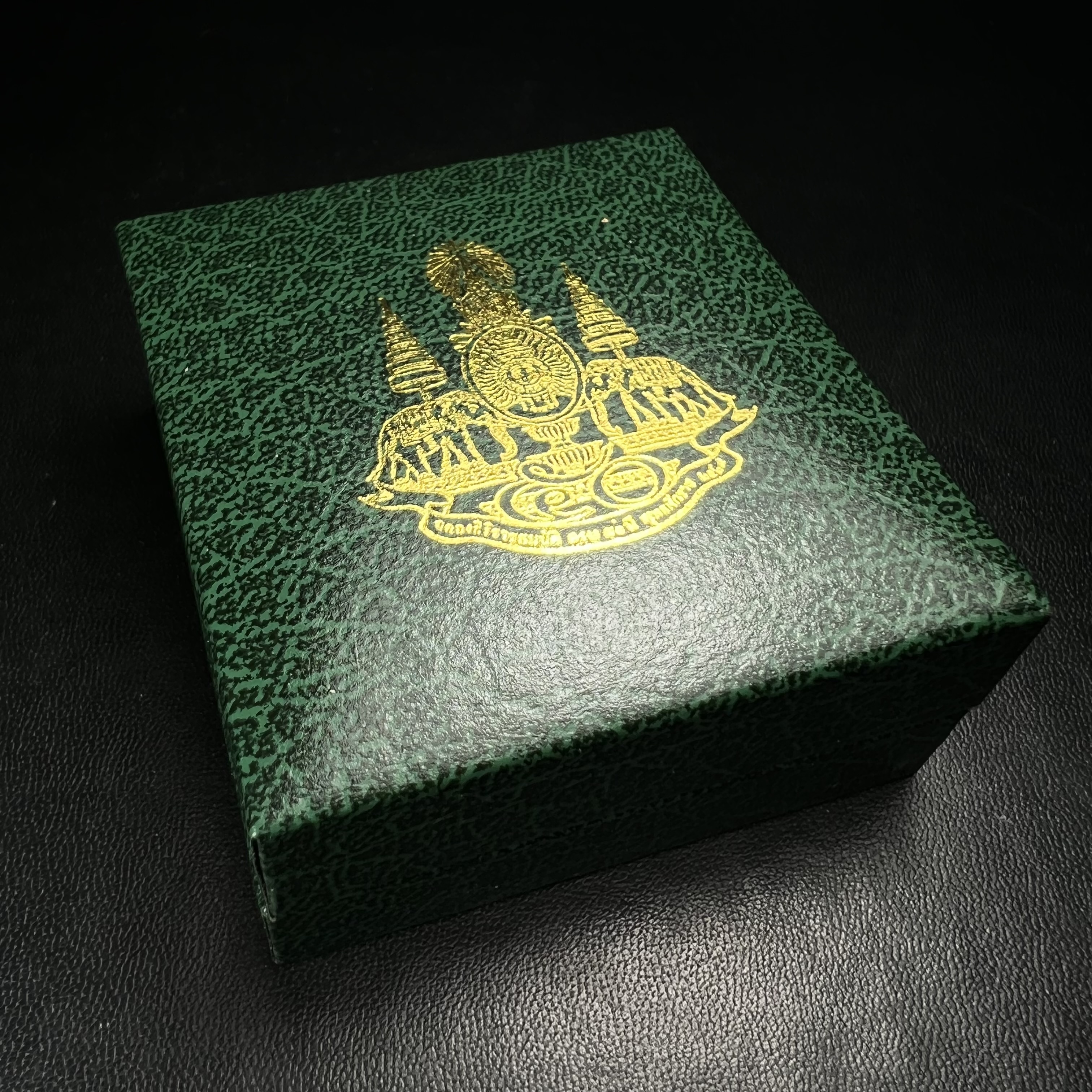 พระพุทธโสธร ภปร. รุ่นย้อนยุค สร้างพระอุโบสถ สมาคมชาวฉะเชิงเทรา จัดสร้าง ปี 2539 วโรกาสครองสิริราชสมบัติครบ 50 ปี เนื้อเงินทรายนวลขัดเงาบางส่วน พร้อมกล่องบรรจุและใบรับรองเดิม