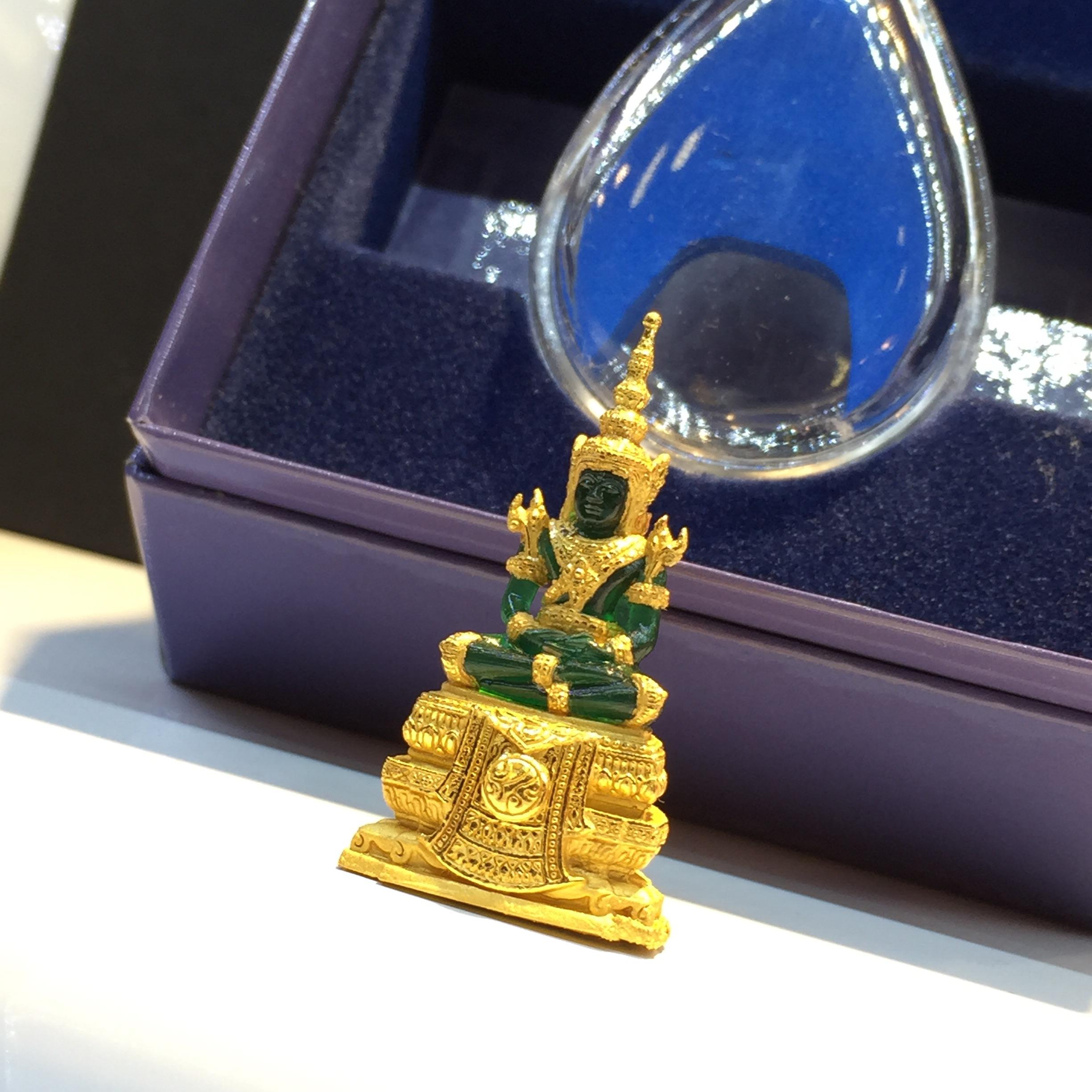 พระแก้วมรกตลอยองค์ ภปร. เนื้อเรซิ่นหุ้มทองคำ หน้าตัก 1/2 นิ้ว จัดสร้างโดยรพ.ภูมิพลฯ ปี2547