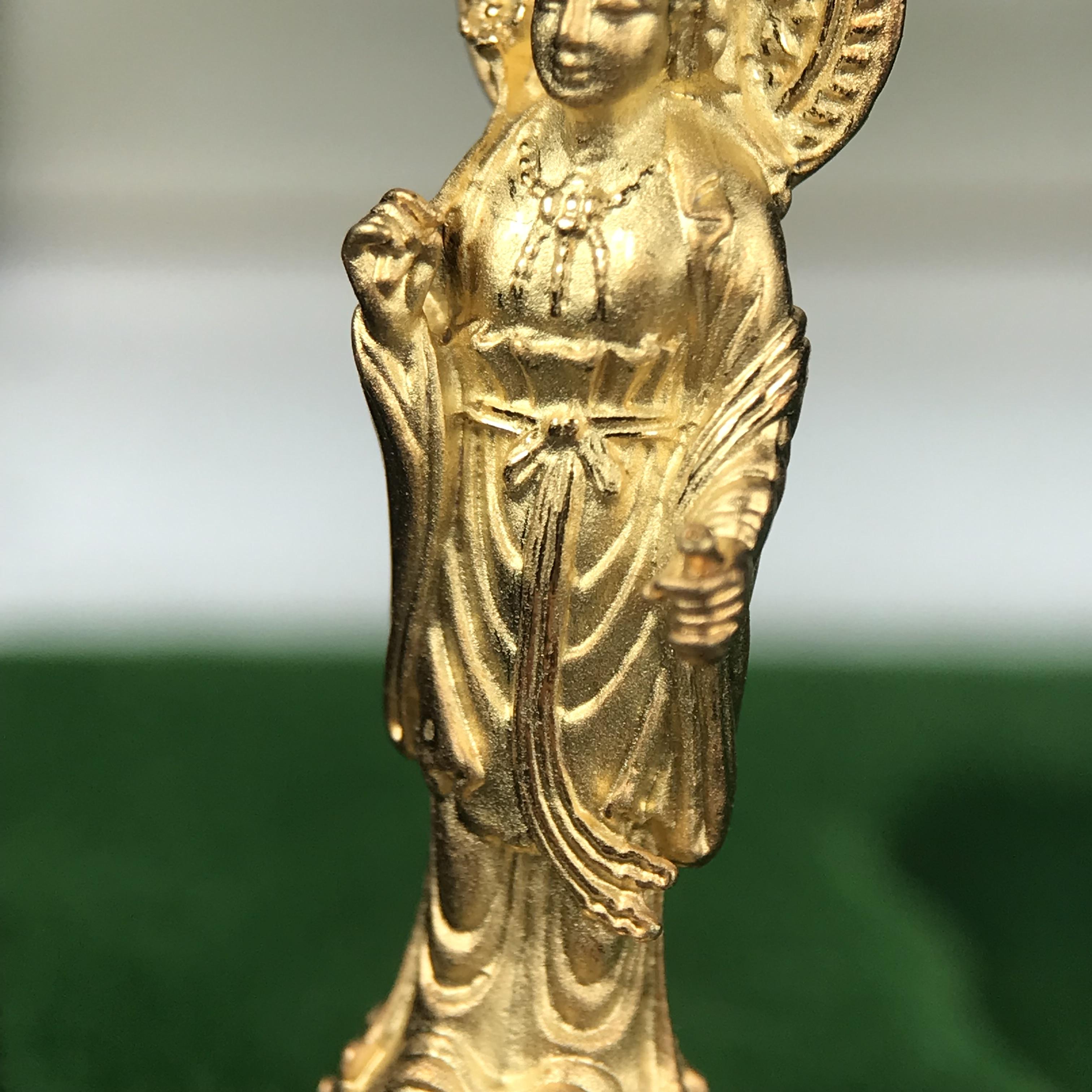 พระโพธิสัตว์อวโลกิเตศวร (เจ้าแม่กวนอิม) รุ่นฉลองปีกาญจนาภิเษก ปี 2540 เนื้อชุบทอง กะไหล่ทอง พ่น ทราย(สวยดุจทองคำ) เทศบาลนครหาดใหญ่จัดสร้างถวายเฉลิมพระเกียรติพระบาทสมเด็จพระเจ้าอยู่หัวทรงครองสิริราชสมบัติครบ 50 ปี(สภาพสวยเดิมพร้อมกล่องบรรจุเดิม)หายาก