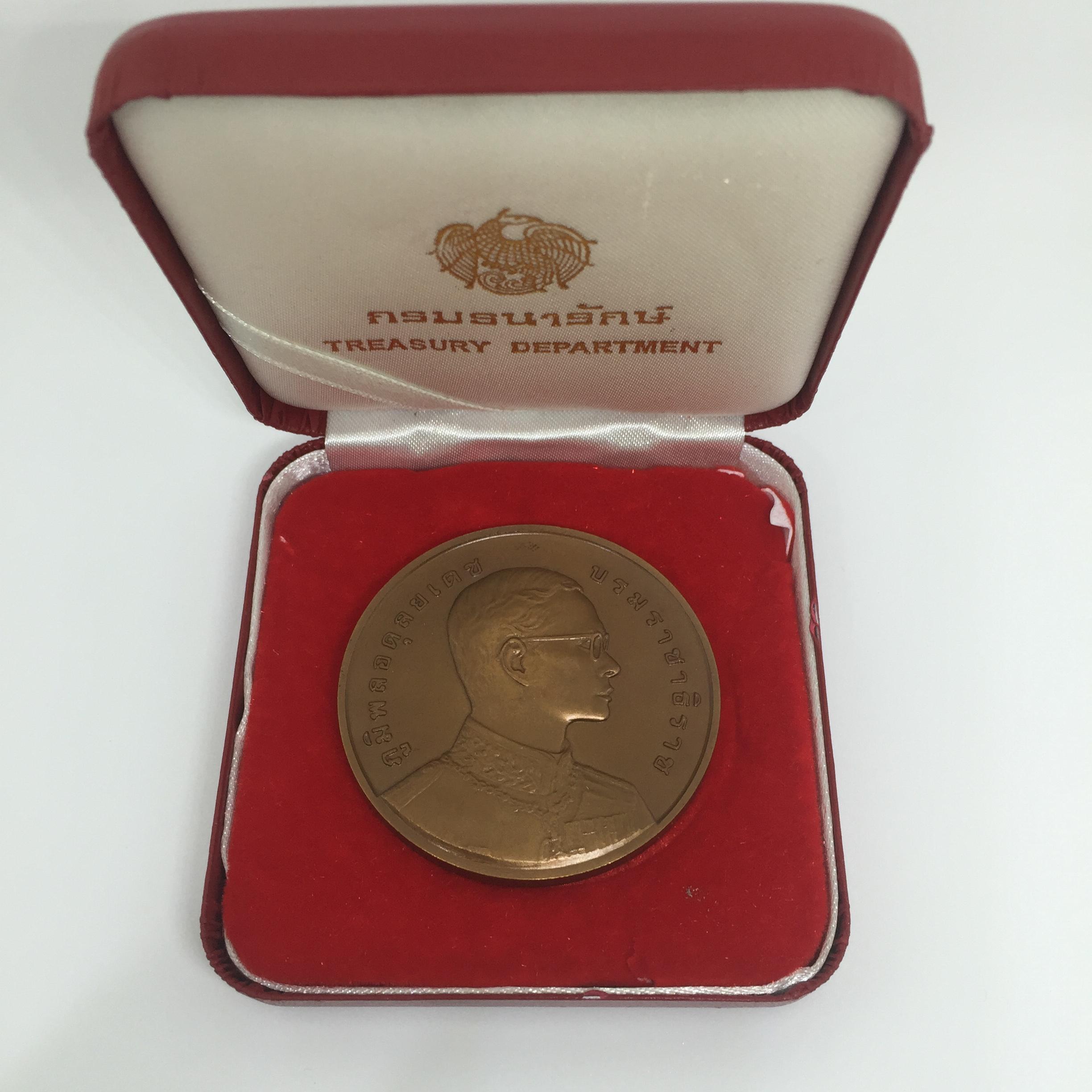 เหรียญที่ระลึกพระสยามเทวาธิราช ร.9 พ.ศ.2540 เนื้อทองแดงรมดำพ่นทราย ขนาด 5 ซ.ม.(หายาก)