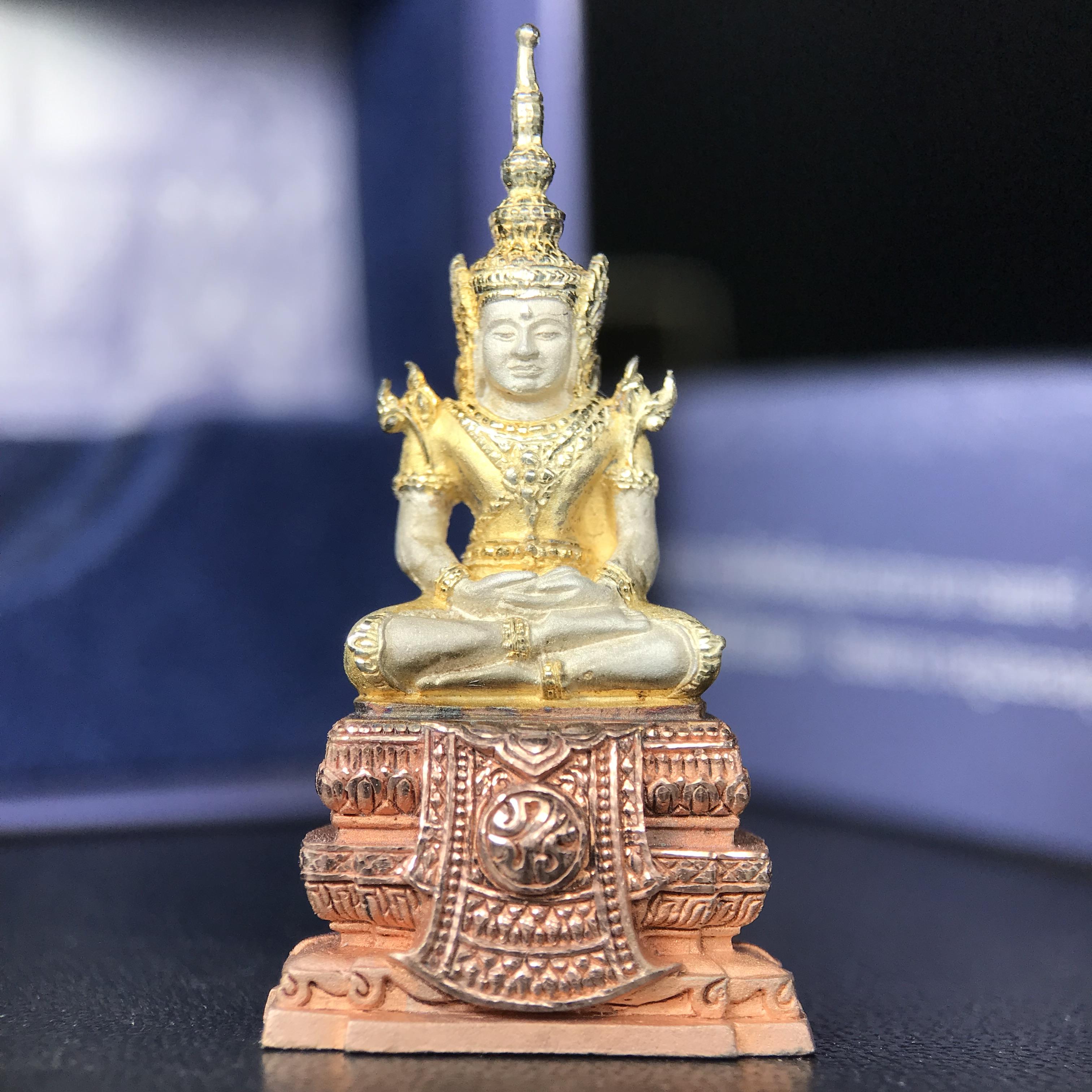 พระแก้วมรกต ภปร. ปี 2547 จัดสร้างโดยโรงพยาบาลภูมิพลอดุลยเดช เนื้อเงิน(3 กษัตริย์) ลอยองค์ หน้าตัก 1/2 นิ้ว สูง 3.7 ซม.พิธีมหามังคาภิเษก ณ พระอุโบสถวัดพระศรีรัตนศาสดาราม(วัดพระแก้ว) งดงามทรงคุณค่าอีกหนึ่งรุ่นยอดนิยม หายาก(องค์หมายเลข ๑๔๑๖)