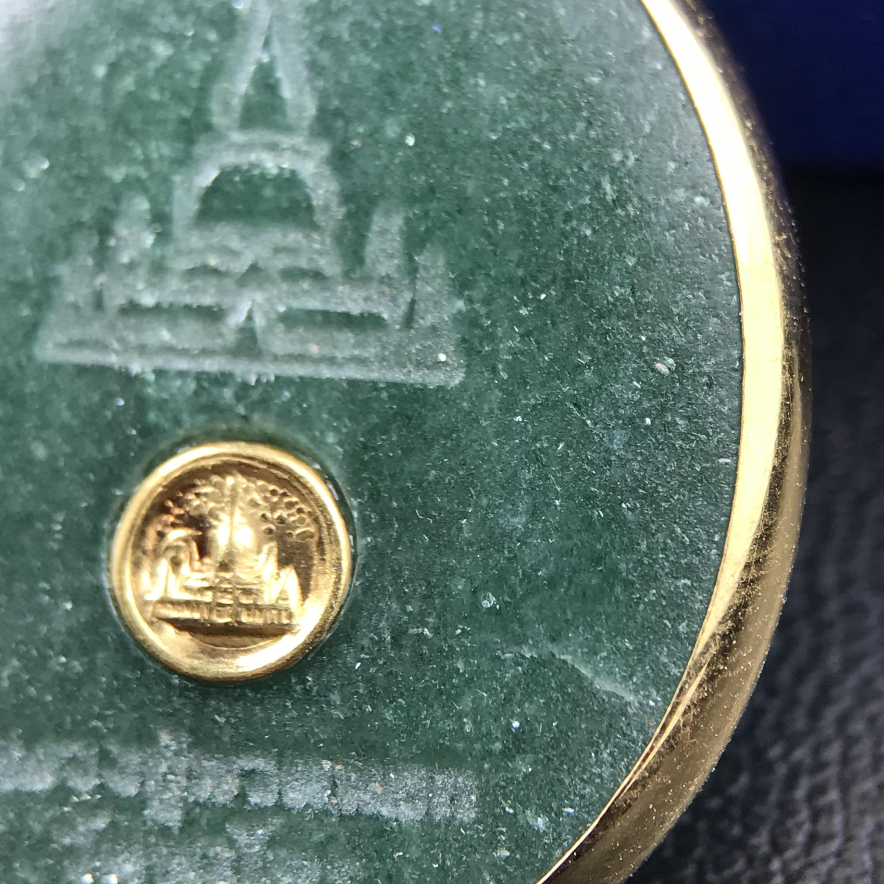 หลวงปู่ทวด วัดพะโคะ จ.สงขลา ปี 2543 เหรียญหยกรูปไข่(เลี่ยมทองคำ) ขนาด 2.2 x 2.5 ซม. ด้านหลังแผ่นโค๊ตทองคำ สร้างโดยสมาคมชาวเพชรบุรี “สมเด็จเจ้าพะโคะหลวงปู่ทวดเหยียบน้ำทะเลจืด” ครั้งแรกแห่งประวัติศาสตร์(สวยงามเป็นของล้ำค่าหายากมาก)สภาพสวยสมบูรณ์