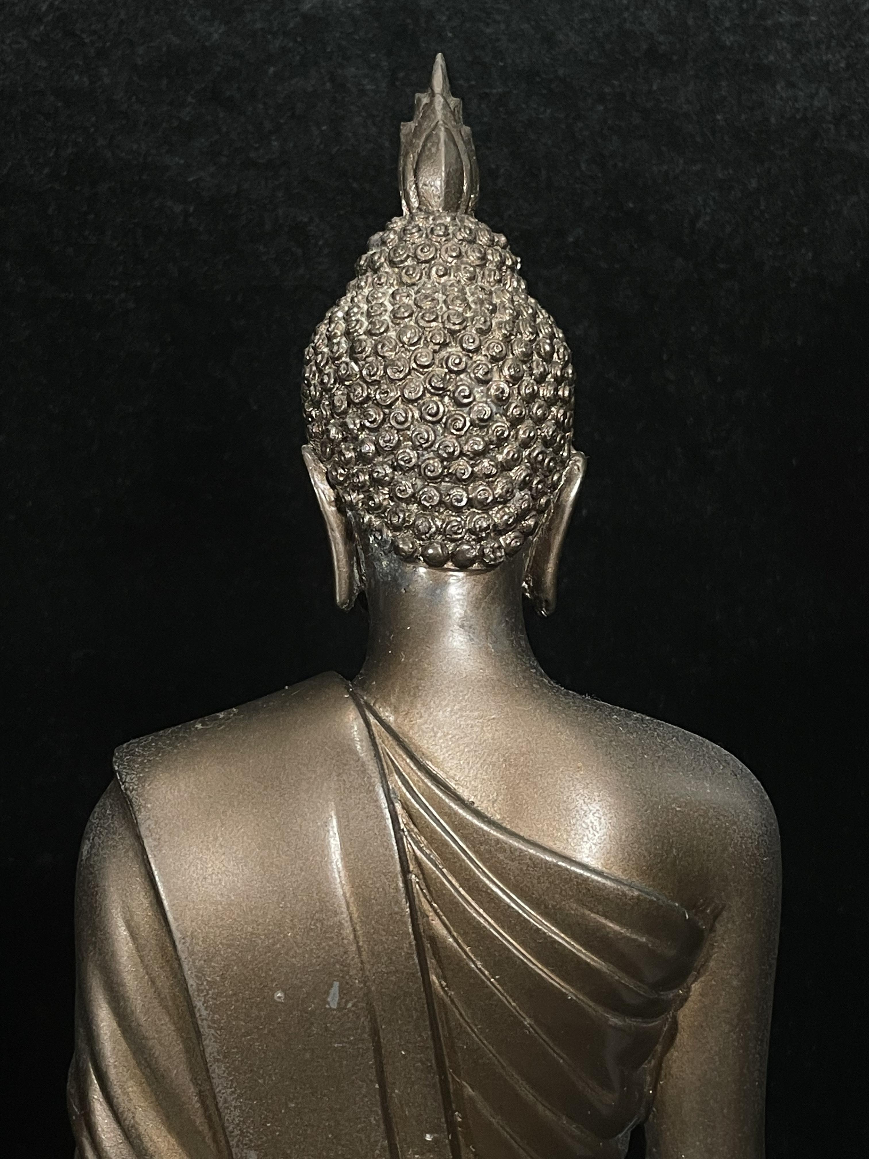 พระบูชา 25พุทธศตวรรษ พระศรีศากยะทศพลญาณ ประธานพุทธมณฑลสุทรรศน์ ปี2530 ตราสัญลักษณ์ ในมหาวาระพระชนมพรรษา ครบ 5 รอบ 60 พรรษา เมื่อ 5 ธันวาคม ปี 2530 หมายเลข (๑๕)๔๐๕ (เลขสวยผลรวมได้ 9 เจริญก้าวหน้าในทุกๆด้าน) ขนาดความสูง 15 นิ้ว รวมฐานสูง 18 นิ้ว(นิยมหายาก)