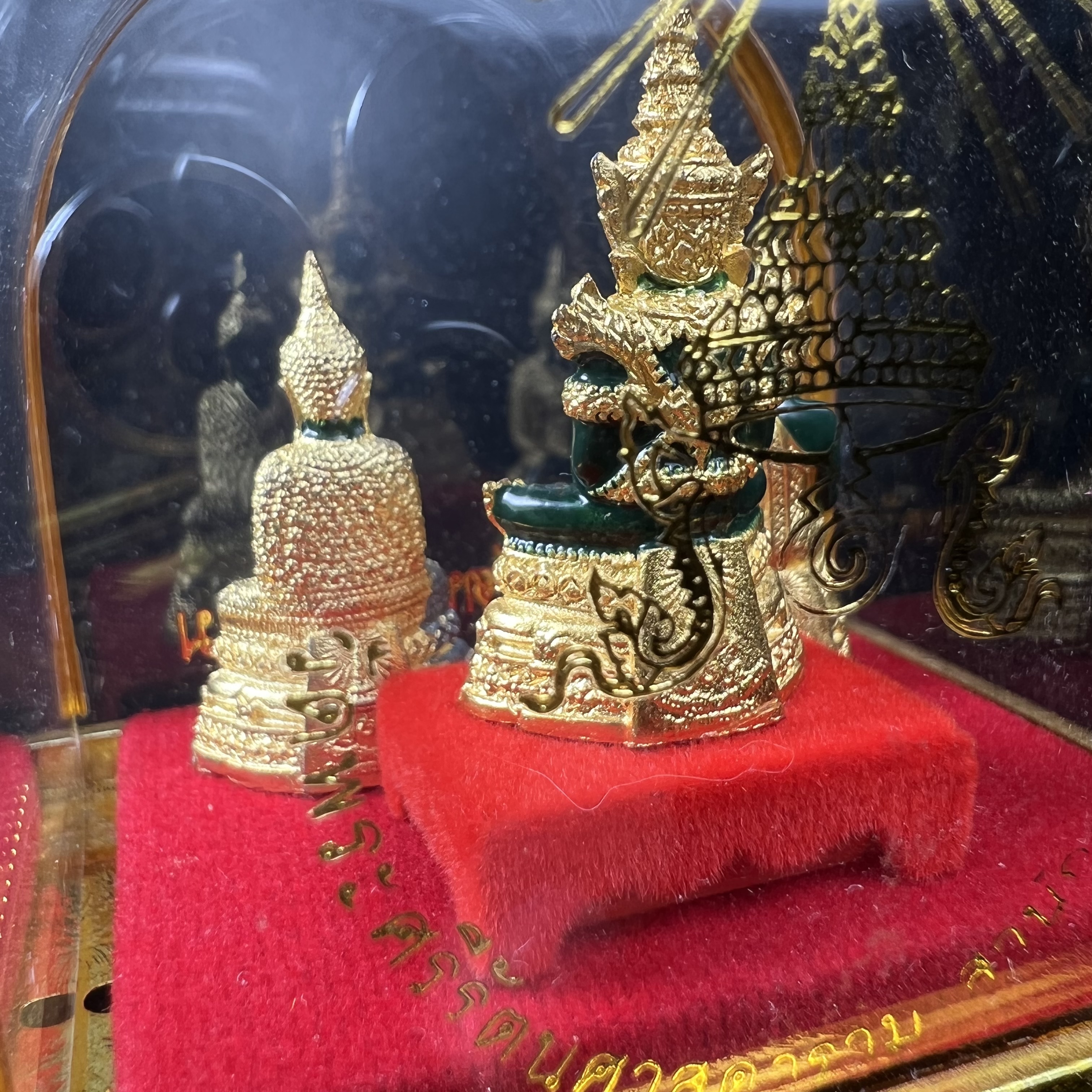 พระพุทธมหามณีรัตนปฏิมากร(พระแก้วมรกต) วัดพระศรีรัตนศาสดาราม สำนักพระราชวัง จัดสร้าง พิมพ์ทรงเครื่อง 3 ฤดู(ร้อน ฝน หนาว) หน้าตัก 1 นิ้วพร้อมครอบตู้เดิม(บรรจุมวลสารใต้ฐาน)