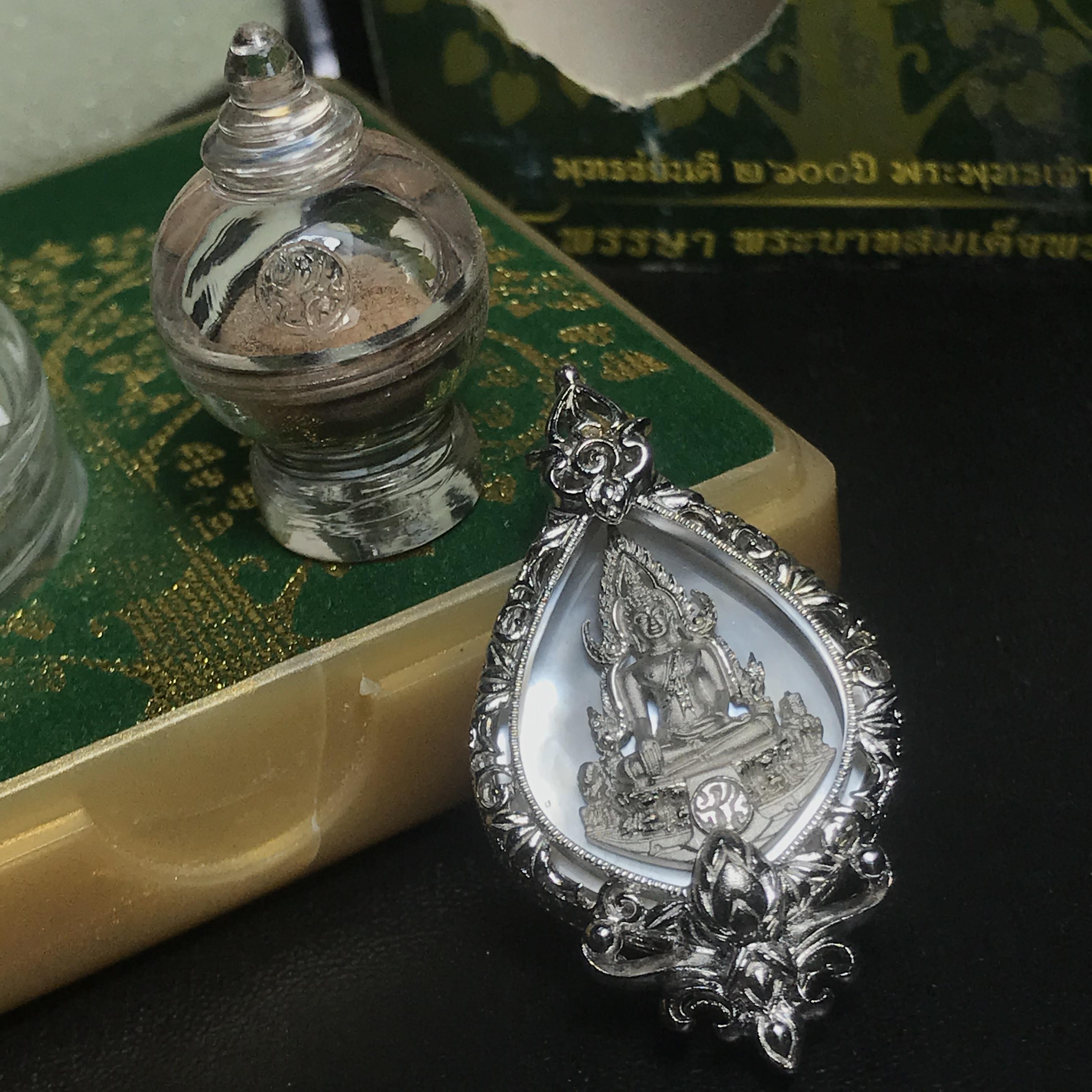 พระพุทธชินราช(จำลอง) ภปร. 84 พรรษา ทรงหยดน้ำ เนื้อเงินชุบทองคำขาว ขนาด 20*36 มม. (พระราชทานมวลสาร จิตรลดาและเส้นพระเจ้า(เส้นผม)รัชกาลที่9)งดงาม ทรงคุณค่า หายาก