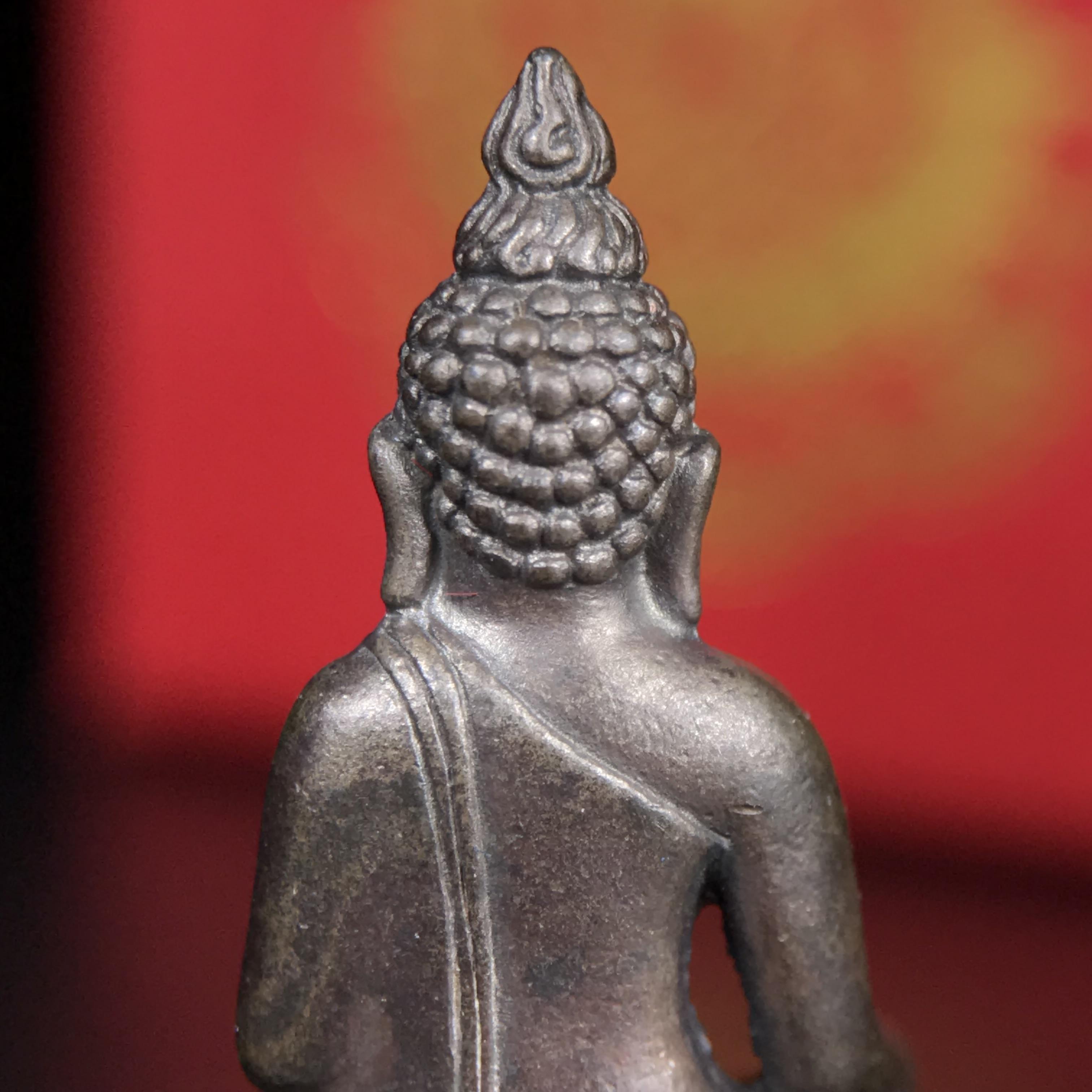 พระกริ่งไพรีพินาศ บรรจุเหล็กไหล ครั้งแรกและครั้งเดียวในประวัติศาสตร์ เฉลิมพระเกียรติ พระบาทสมเด็จพระเจ้าอยู่หัวรัชกาลที่9 พระชนมพรรษา 6 รอบ ปี2542 เนื้อนวโลหะผสมทองคำ(บรรจุเหล็กไหล)ดีนอก-ดีใน พิธีใหญ่ มวลสารเด่น (หายาก)