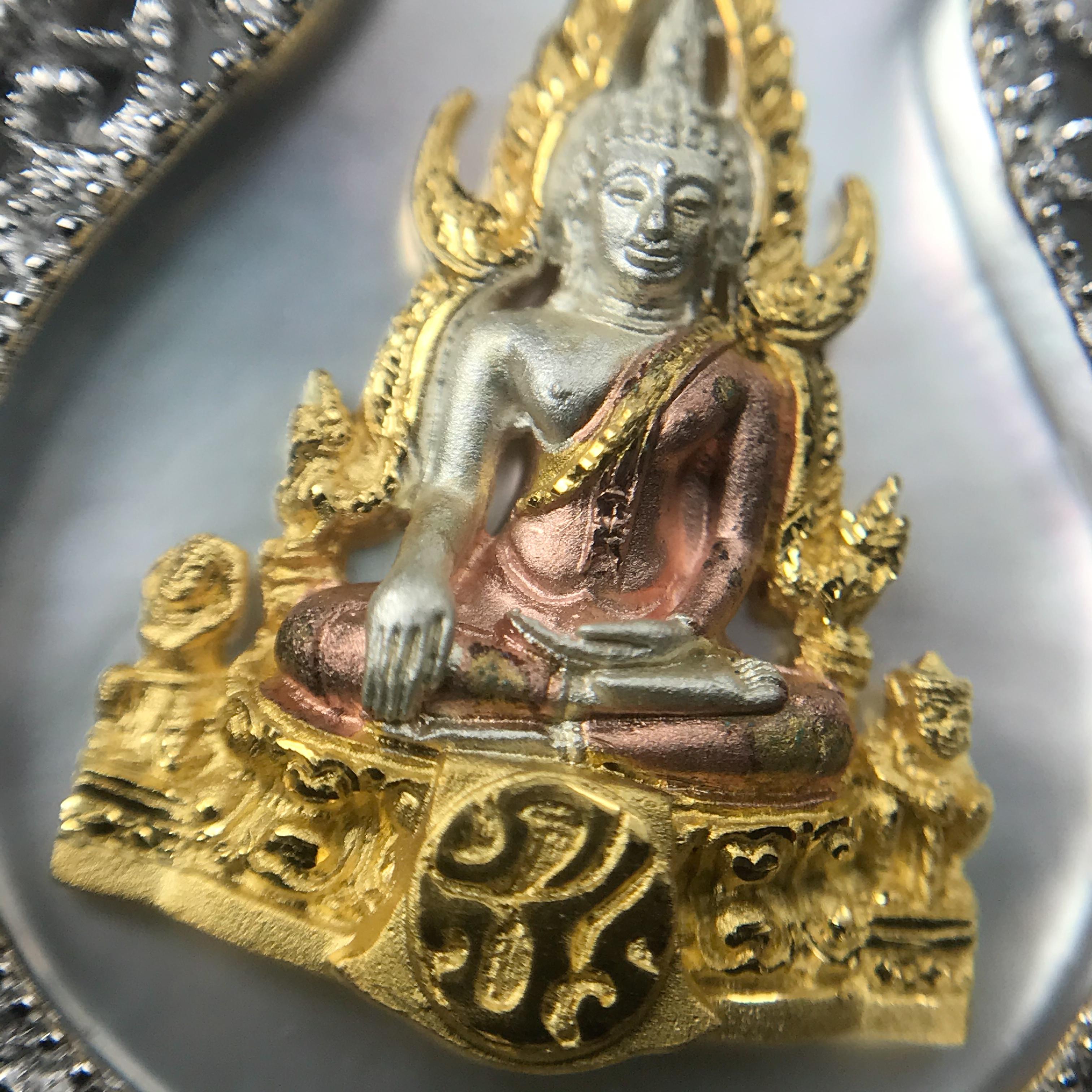 พระพุทธชินราช ภปร. โครงการ "เพราะแผ่นดินนี้ คือ แผ่นดินเกิด" ปี2548(รุ่นแรก) เหรียญทรงเสมา ขนาด 21 x 29 มม.เนื้อเงินสามกษัตริย์ องค์พระชุบสามกษัตริย์ ล้อมด้วยกรอบเงินชุบทองคำขาวสลักเสลาเป็นลวดลายละเอียดอ่อน ส่วนพื้นองค์พระเป็นเปลือกหอยมุขงดงาม