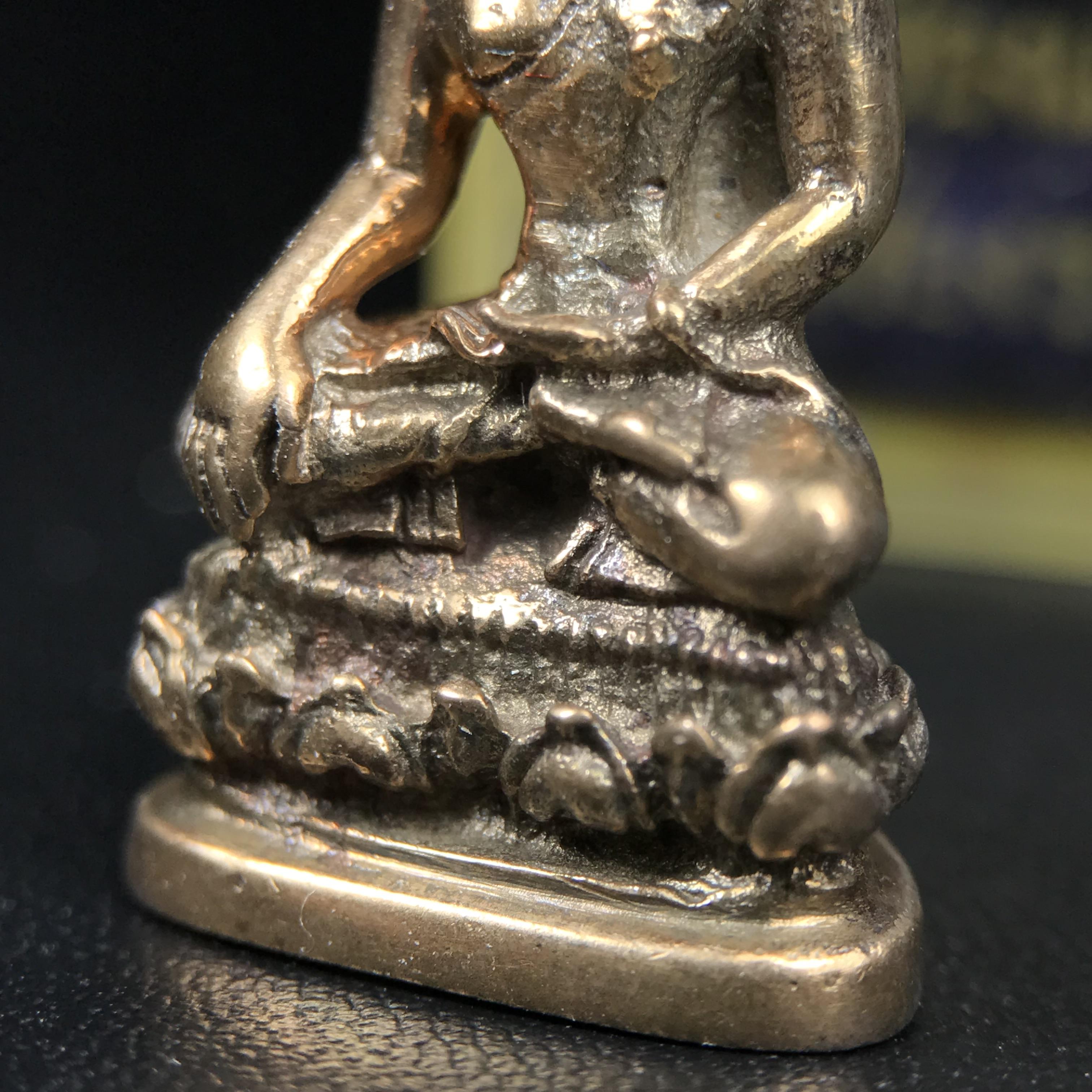 พระกริ่งสิงห์หนึ่งดอยตุง(ก้น ช) เนื้อนวโลหะ รุ่นบูรณะพระธาตุดอยตุง พ.ศ. 2516 สภาพสวยกล่องเดิม(หายาก)