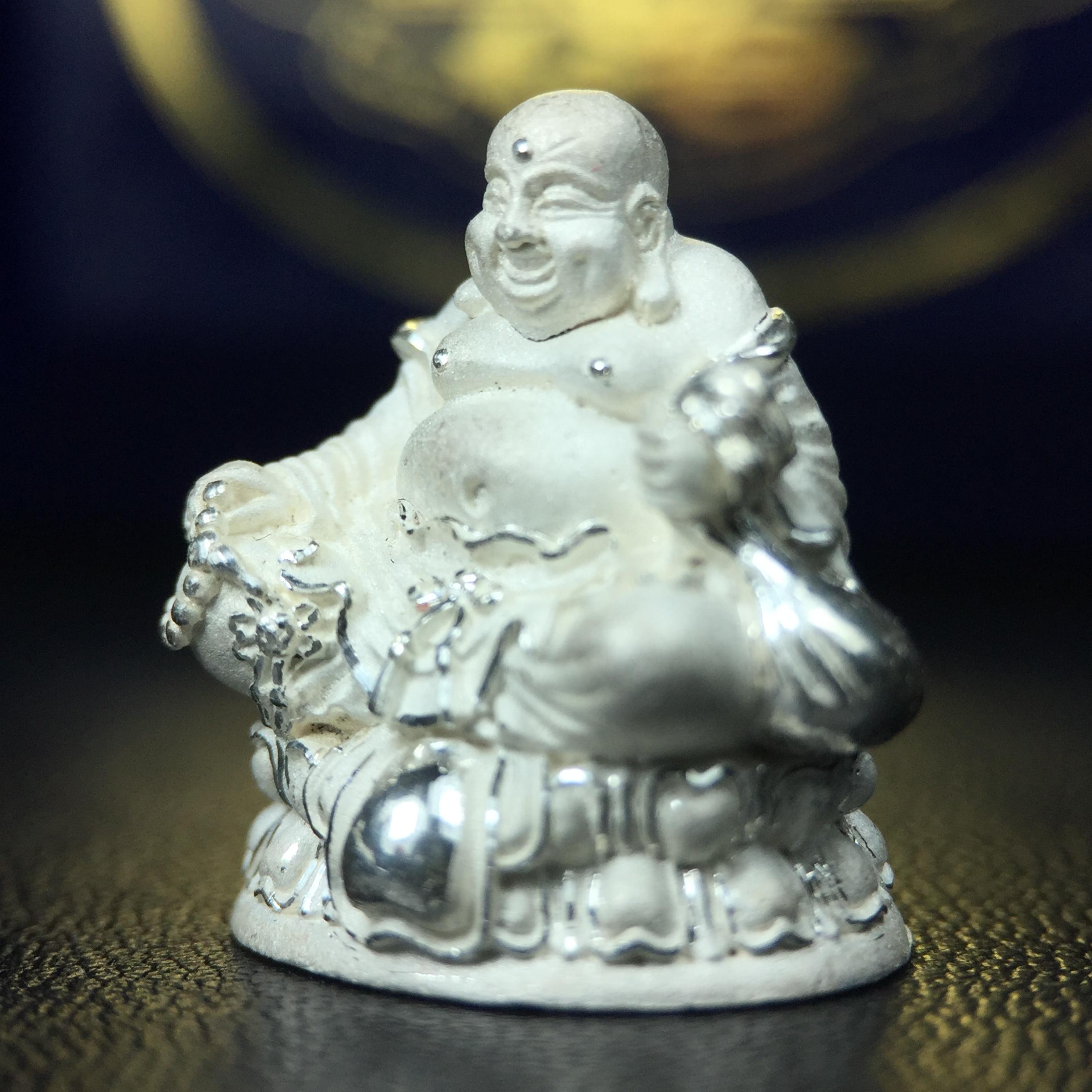 รูปหล่อลอยองค์ พระศรีอริยะเมตตรัยโพธิสัตว์(พระสังกัจจายน์)เนื้อเงินพ่นทรายขัดเงาบางส่วน โครงการสร้าง พระศรีอริยะเมตตรัยมหาโพธิสัตว์ น้อมถวายพระบาทสมเด็จพระเจ้าอยู่หัว ทรงครองศิริราชสมบัติครบ 50 ปี มหาพุทธาภิเษก วันที่ 6 เมษายน 2540 วัดโพธิ์แมนคุณาราม