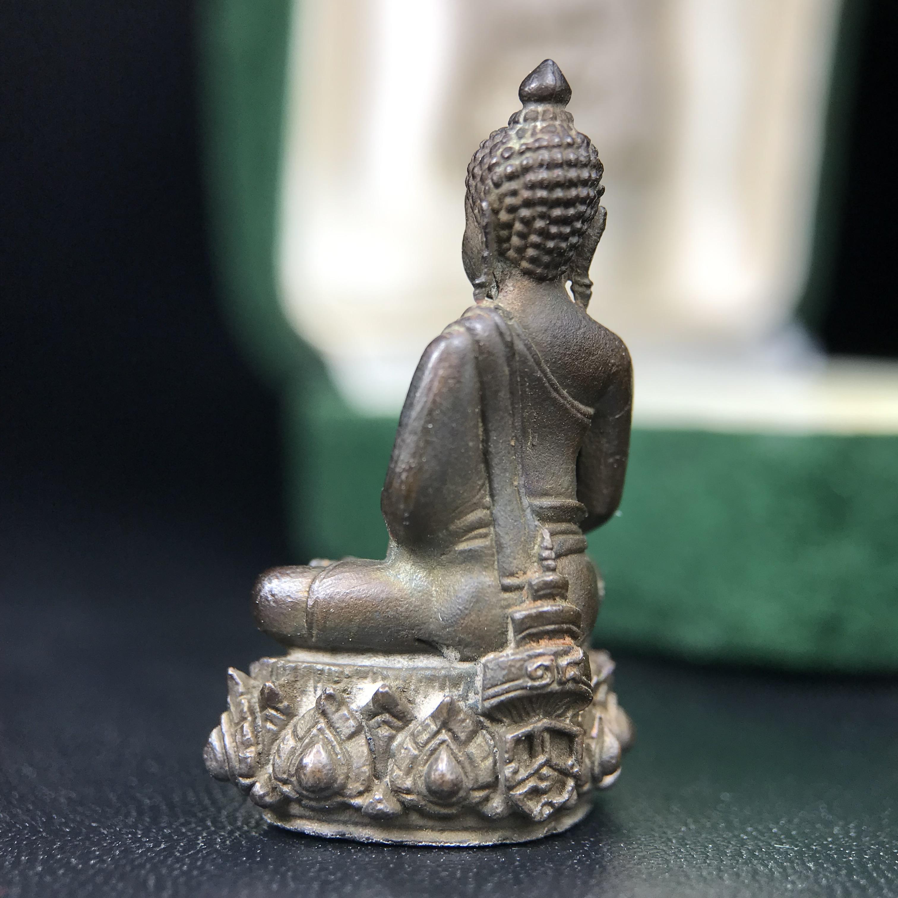 พระกริ่งวาสนา(รุ่นแรก) 80 พรรษา สมเด็จพระสังฆราช (วาสน์) วัดราชบพิธฯ ปี2521 เนื้อนวโลหะ(ตอกโค๊ตพระปิดตา) โดยมีหลวงปู่โต๊ะ วัดประดู่ฉิมพลีร่วมปลุกเสก พร้อมกล่องบรรจุเดิม(รุ่นแรก คอตั้งตรงได้สัดส่วน หายาก)