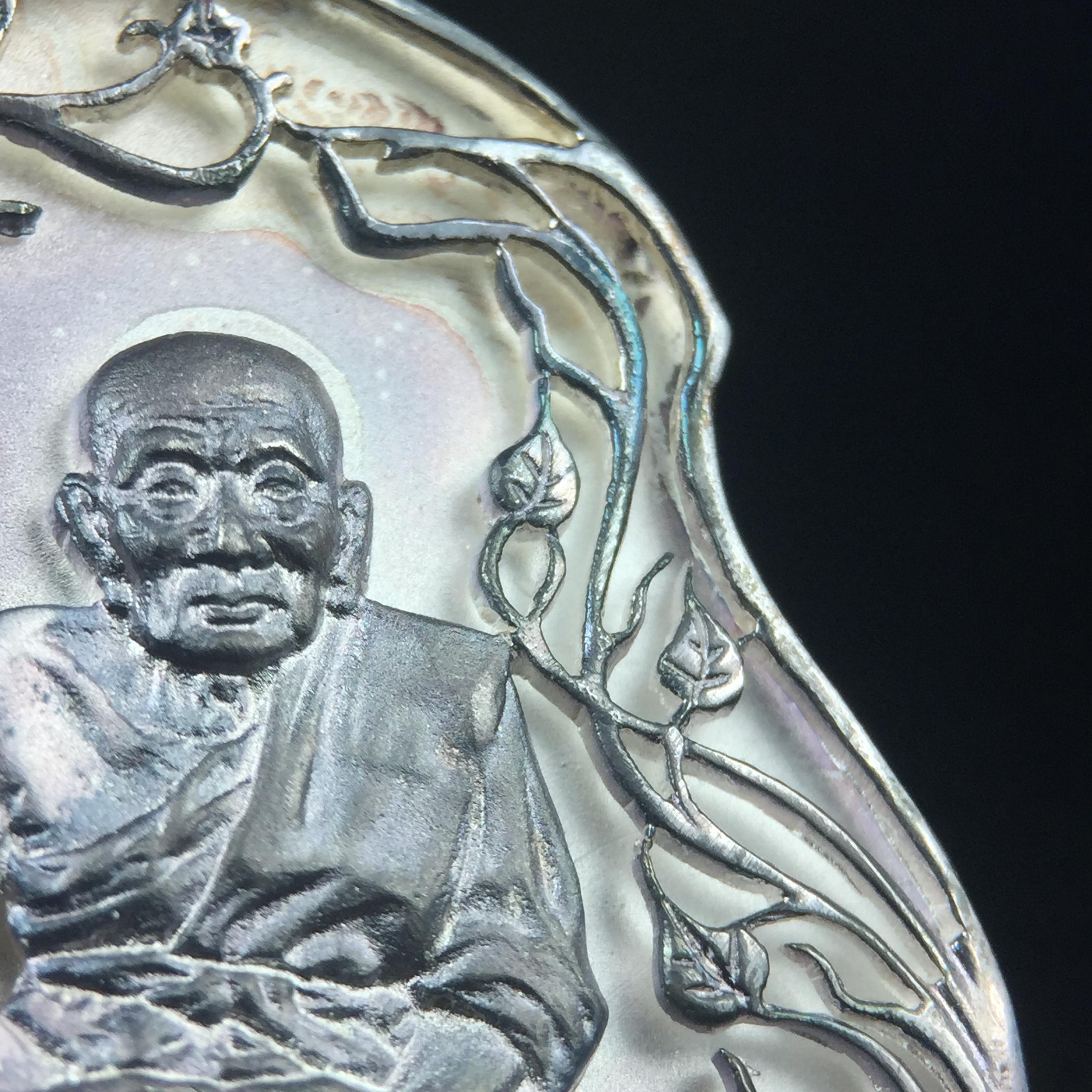 เหรียญหลวงปู่ทวด พระนามาภิไธย สก. แบบงานฉลุโบราณ(HAND MADE) ปี 2544 เนื้อเงิน(ผิวเดิมขึ้นสีรุ้งธรรมชาติสวยมาก) พิธีปลุกเสก ณ อุโบสถวัดช้างให้ และ พิธีมังคลาภิเษก ณ พระอุโบสถ วัดพระศรีรัตนศาสดาราม(วัดพระแก้ว) (1 ใน 2000 เหรียญ)พบเจอน้อยหายากมาก