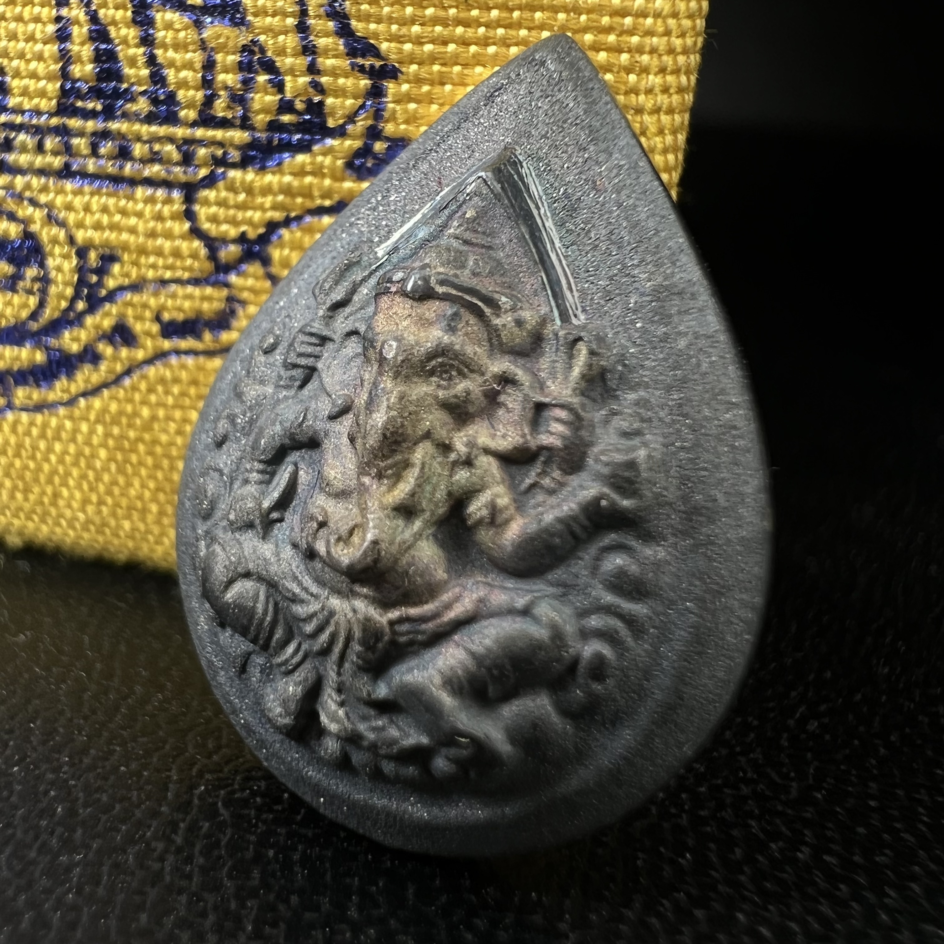 เหรียญพระพิฆเนศวร ญสส. ชุดกาญจนาภิเษกครองราชย์ 50 ปี พุทธศักราช 2538 พิมพ์เล็ก(1.9 ซม.) เนื้อเงินผิวเดิมกลับดำเข้มขลังงดงามธรรมชาติ สภาพสวยเดิมพร้อมกล่องบรรจุเดิม ตอกโค๊ดหมายเลขกำกับ(1ใน1000องค์)