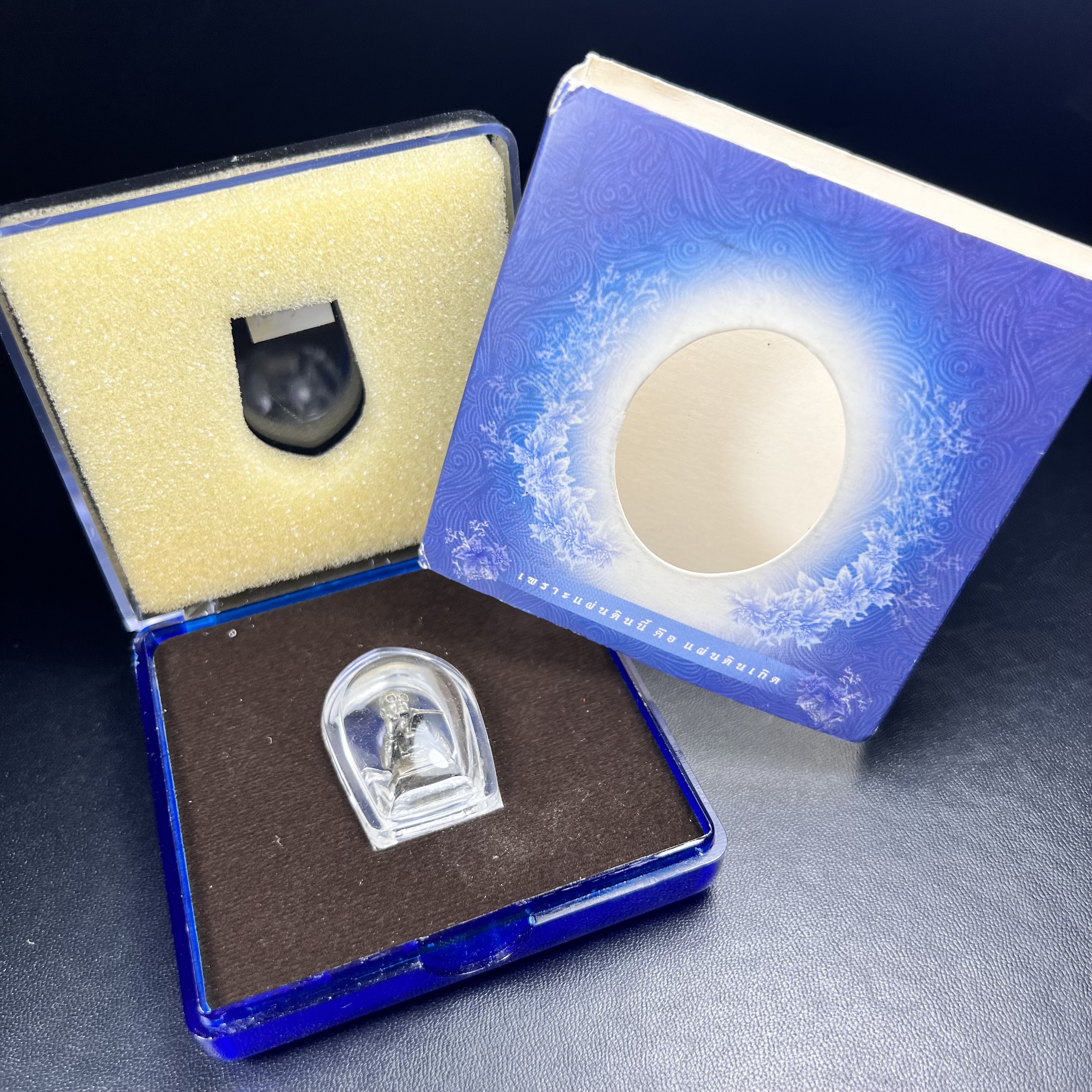 พระบรมรูปพระบาทสมเด็จพระเจ้าอยู่หัวรัชกาลที่ 9(ทรงงาน) ภปร. รุ่นเพราะแผ่นดินนี้คือแผ่นดินเกิด ปี 2551 ขนาดสูง 1 นิ้ว เนื้อบรอนซ์ชุบเงินรมดำ(ด้านหน้า ฐานพระบรมรูปฯ ประดิษฐานอักษรพระปรมาภิไธย ภ.ป.ร.)นิยมหายาก***รุ่นตรา ภปร. พบเจอน้อยมาก****