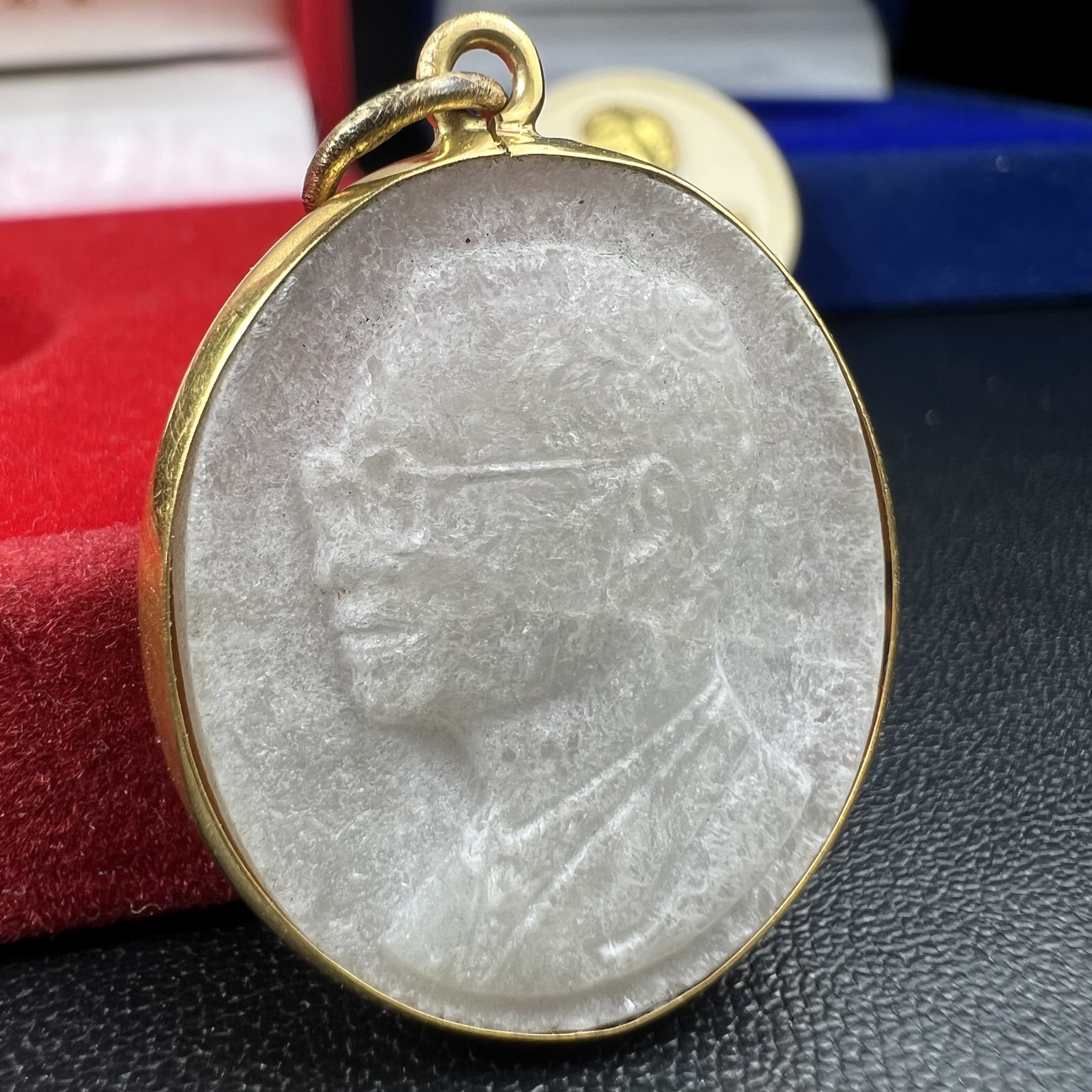 พระบรมฉายาลักษณ์ ร.9 เหรียญหยกรูปไข่เลี่ยมทองคำแท้(งานเลี่ยมเดิมจากผู้จัดสร้าง)+พระบรมฉายาลักษณ์ เหรียญคชสารหมื่นปี ร.9 หน้ากากทองคำ เฉลิมพระเกียรติ 72 พรรษา ภูมิพลมหาราช ปี 2542(1ชุด2องค์)(อีกหนึ่งวัตถุมงคลที่ระลึกของพระองค์ท่านที่พบเจอหายากมากในปัจุบัน)